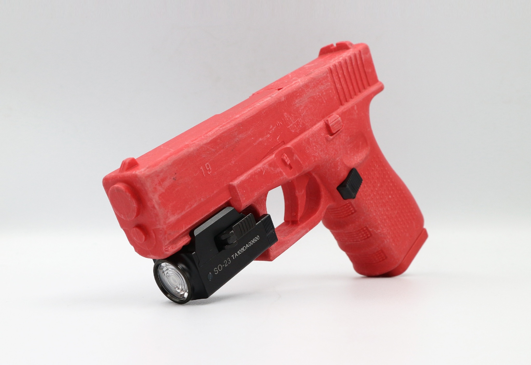(loud volume) สินค้าเข้ามาแล้วค่ะ (red flag)ไฟฉายติดปืน Spina Optic ( SO-23 ) ♦ ตัวเรือนผลิตจาก Aluminium ♦ หลอด LED CREE XP-L ♦ ความสว่าง 800 lumens ♦ ระบบ ชาร์จไฟ USB ( Built in Battery ) ♦ Runtime : 65 minutes ♦