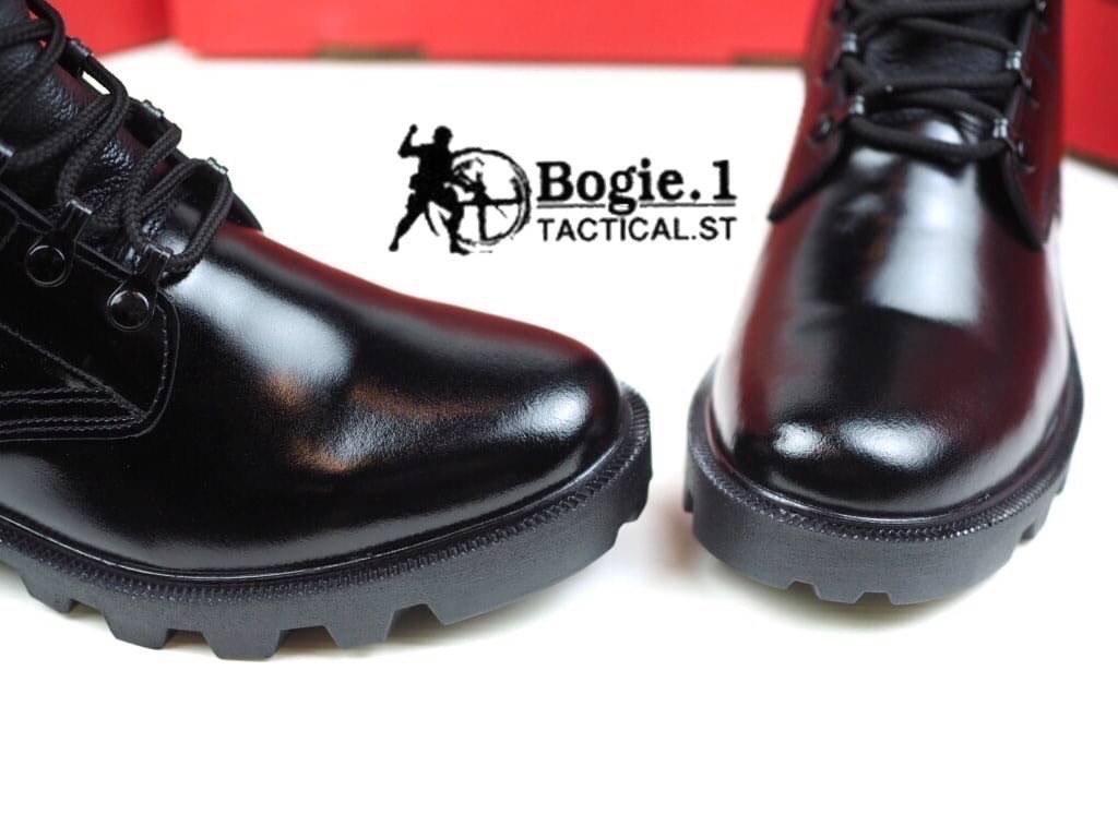 New.9H Bogie1 รองเท้าคอมแบท ซิปข้าง รุ่น 9H รองเท้าคอมแบท รองเท้าทหาร รองเท้า รด รองเท้าตำรวจ รองเท้าฝึก แบรนด์ Bogie1 มีซิปด้านข้าง 9 รู ความสูง 10 นิ้ว จากพื้น หนังแท้ 100% สวมใส่สบาย หนังนิ่ม ไม่กดเท้า น้ำหนักเบา ขัดเงาง่าย แถมรองพื้นด้วยแผ่นยางพาราอย่