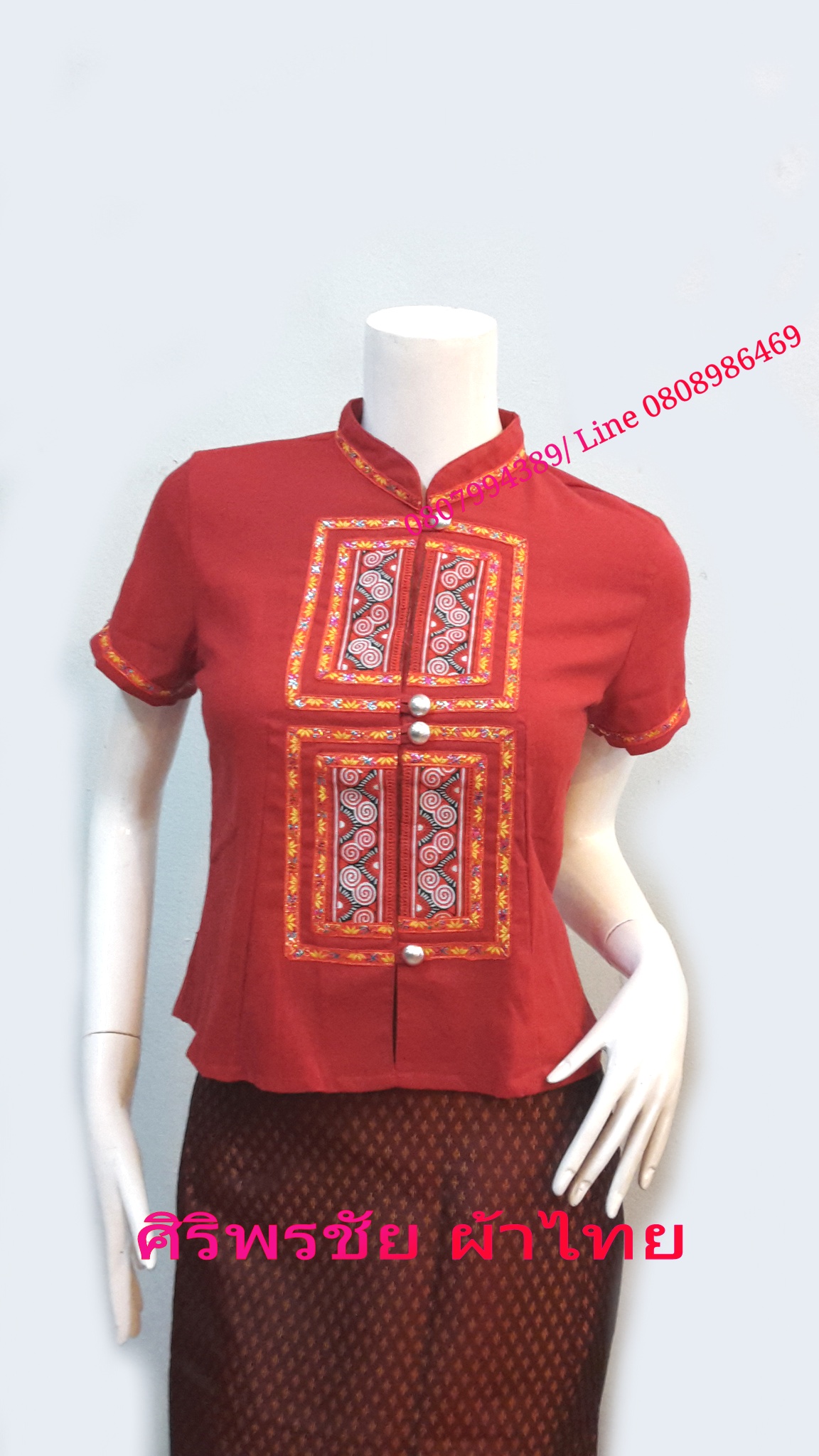เสื้อผ้าไทยสีแดงคอจีน เสื้อผ้าฝ้าย เสื้อใส่ผ้าซิ่น เสื้อผ้าฝ้ายสีแดงปักด้านอกแต่งผ้าขลิบเงิน กระดุมโลหะ