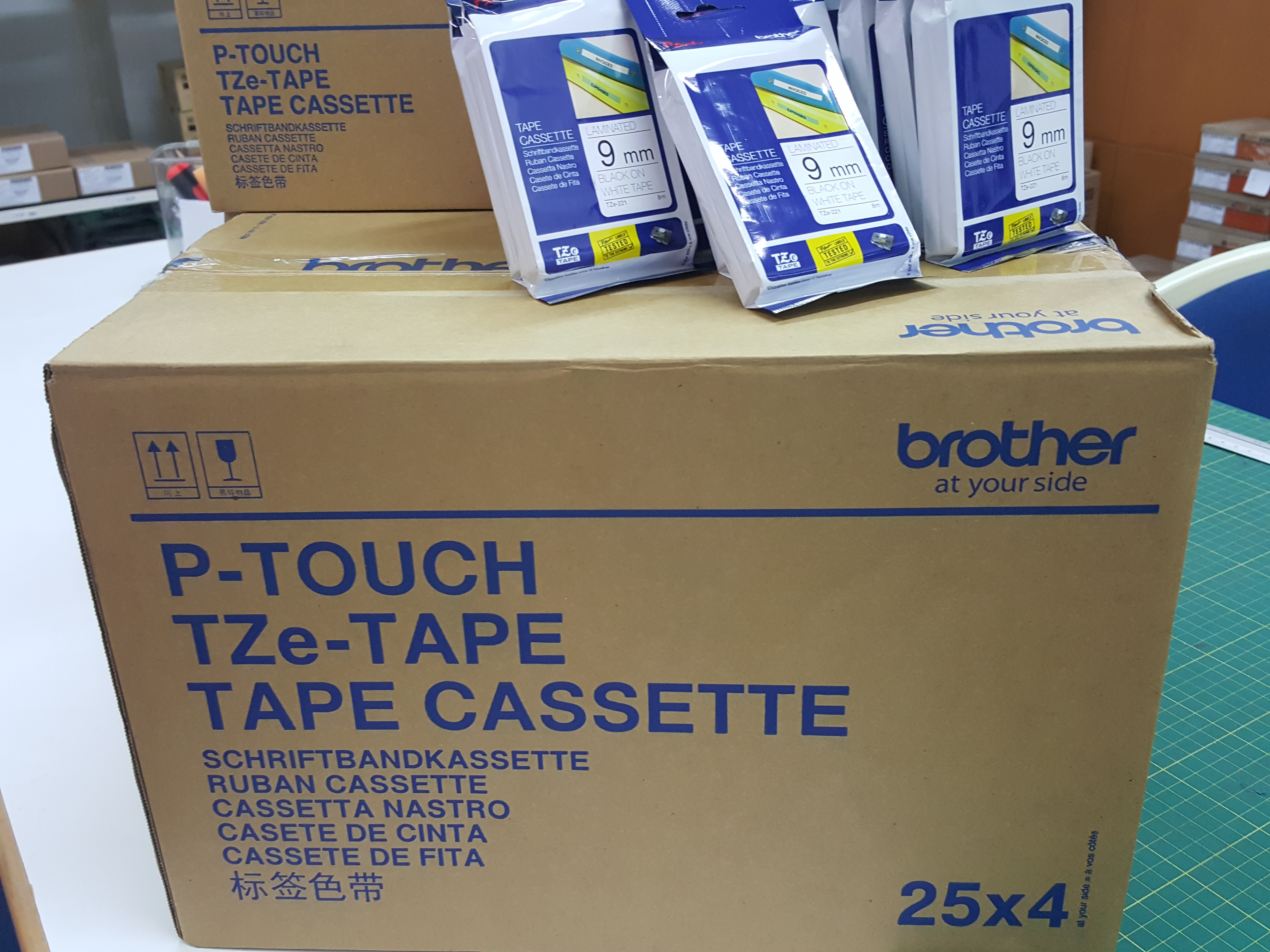 เทปพิมพ์อักษร TZE-221 9 มม. BROTHER ของแท้ ราคาถูก ส่งไว อักษรสีดำ พื้นสีขาว