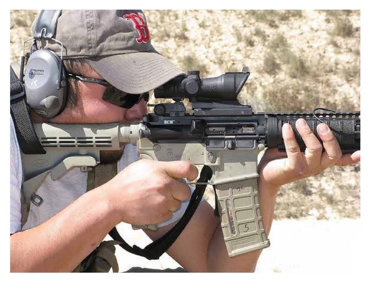 New.ดอท ACOG 1*32 ( ACOG 1*32 Red Dot ) ◾ เฟรมผลิตจากอลูมิเนียมแข็งแรง ◾ ดอทเล็ง ปรับได้ 2 สี แดง / เขียว ◾ ปรับความเข้มดอทได้หลายระดับ ◾ ปรับตำแหน่งดอท สูงต่ำ/ซ้ายขวา ได้ ◾ ใช้ถ่าน LR936 * 3 ก้อน ◾ ขาจับรางขนาด 20 mm. ◾ ขนาด 7.5 * 15.5 cm.