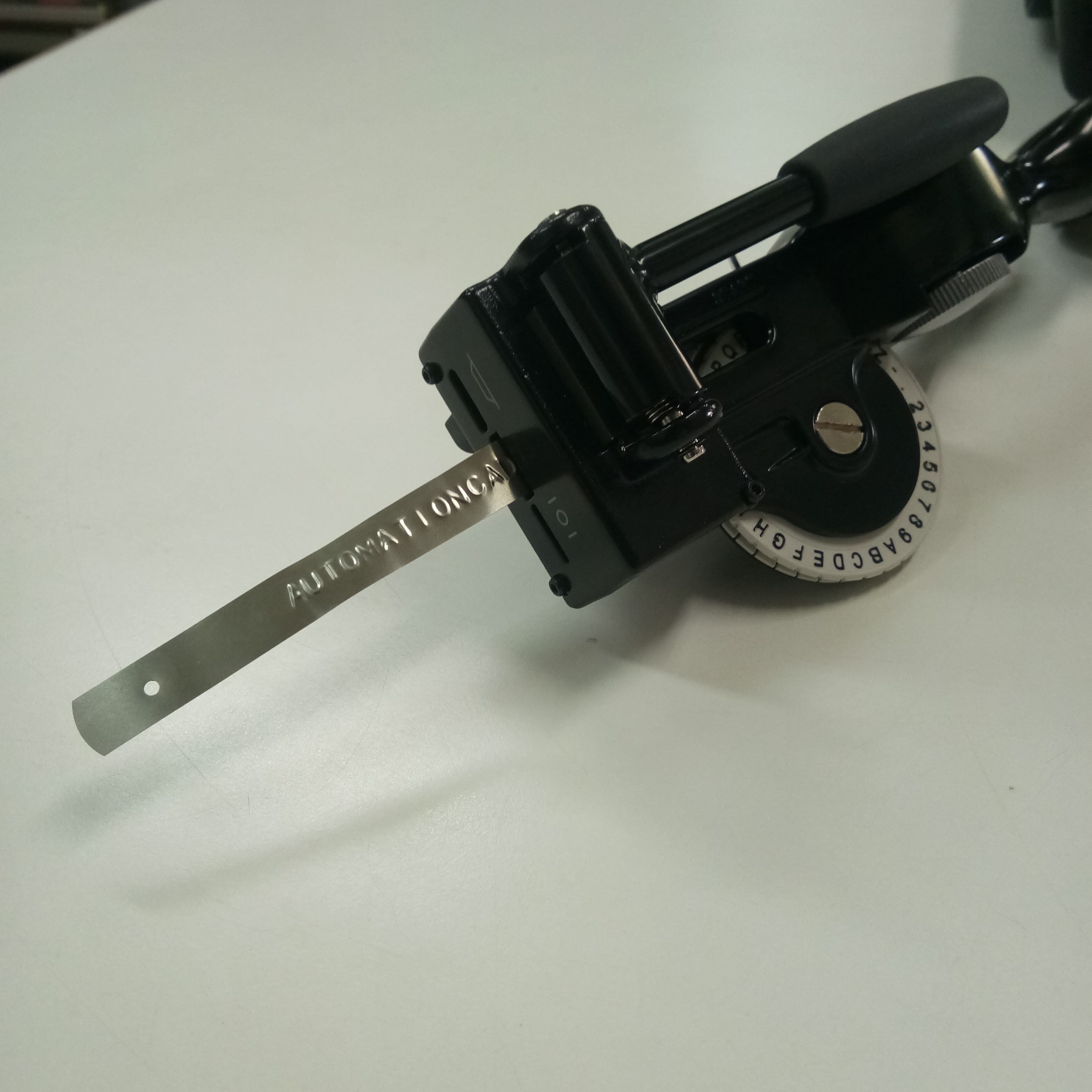 DYMO จานอักษร แบบ Reverse สำหรับเครื่องพิมพ์ ป้ายแสตนเลส Stainless TAG EMBOSSER