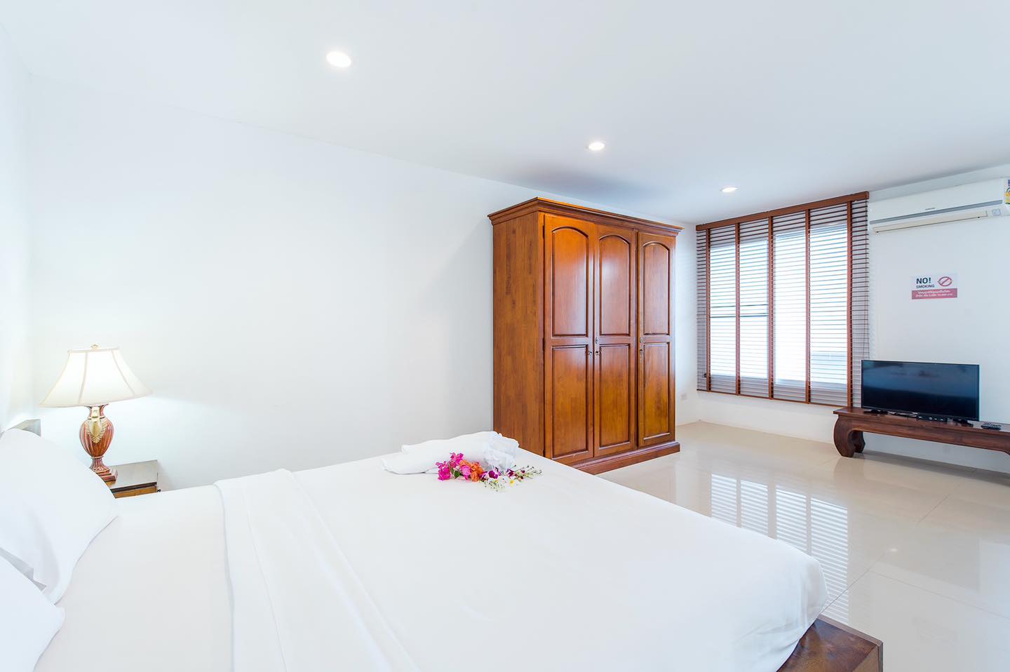 HR15072 บ้านพักติดทะเล The White Beach Villa Pranburi