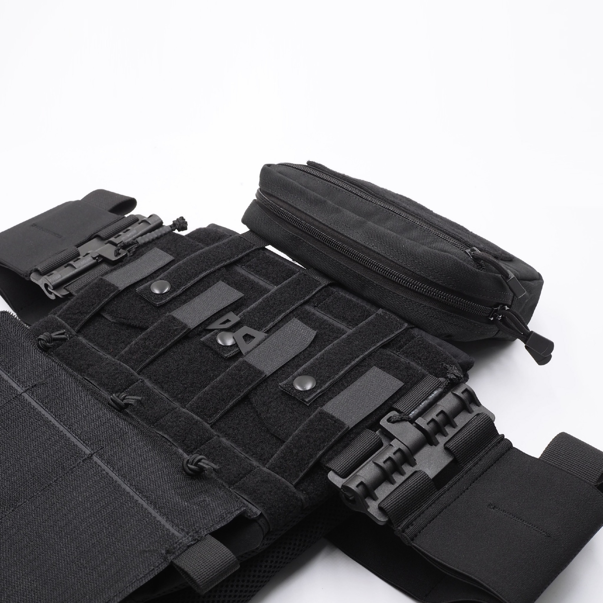 New. New.กระเป๋า EDC B21 📌 ผลิตจากผ้า Cordura 1000D 📌 สำหรับใส่อุปกรณ์อเนกประสงค์ 📌 ภายในแบ่งช่องไว้เป็นสัดส่วน 📌 ด้านในมี Elastic Loop ยึดแน่น 📌 ด้านหน้ามีแผ่น Laser Cut Velcro 📌 ด้านล่างมีสายรัด สำหรับ TOU