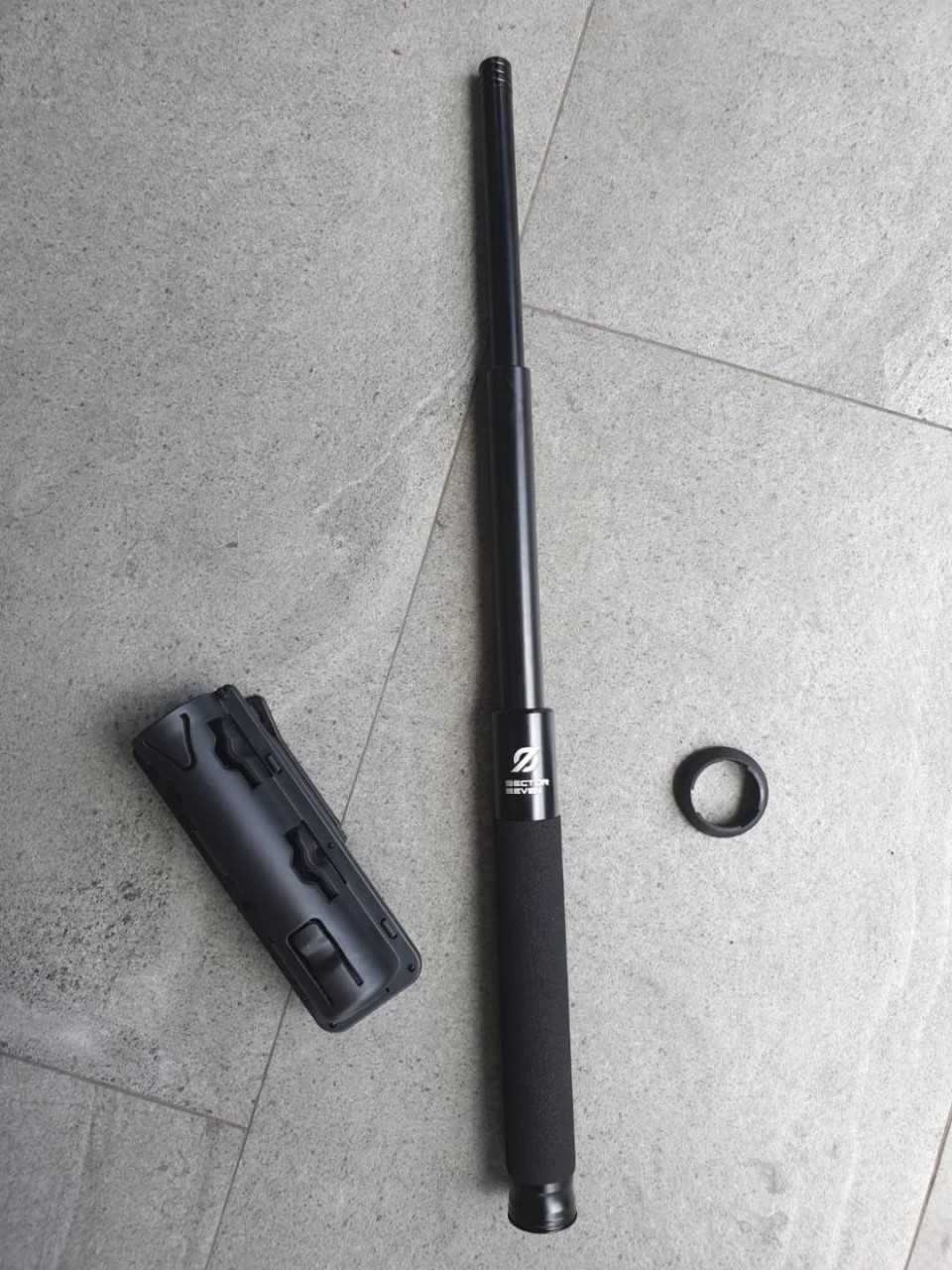 Sector Seven Baton 21" กระบองผลิตจากเหล็กชุบแข็ง ไม่คดงอง่าย ระบบกดตูด ใช้งานสะดวก เก็บง่าย ใช้งานรวดเร็ว ด้วยเพียงมือเดียว ด้ามจับฟองน้ำ Dia ขนาด 28.5 มม. ความยาวหลังยืด 21 นิ้ว ความยาวหดเก็บ 9 นิ้ว ตัวซองใส่ดิ้ว หมุนได้ 360 องศา ระบบล็อค teklok ยึด