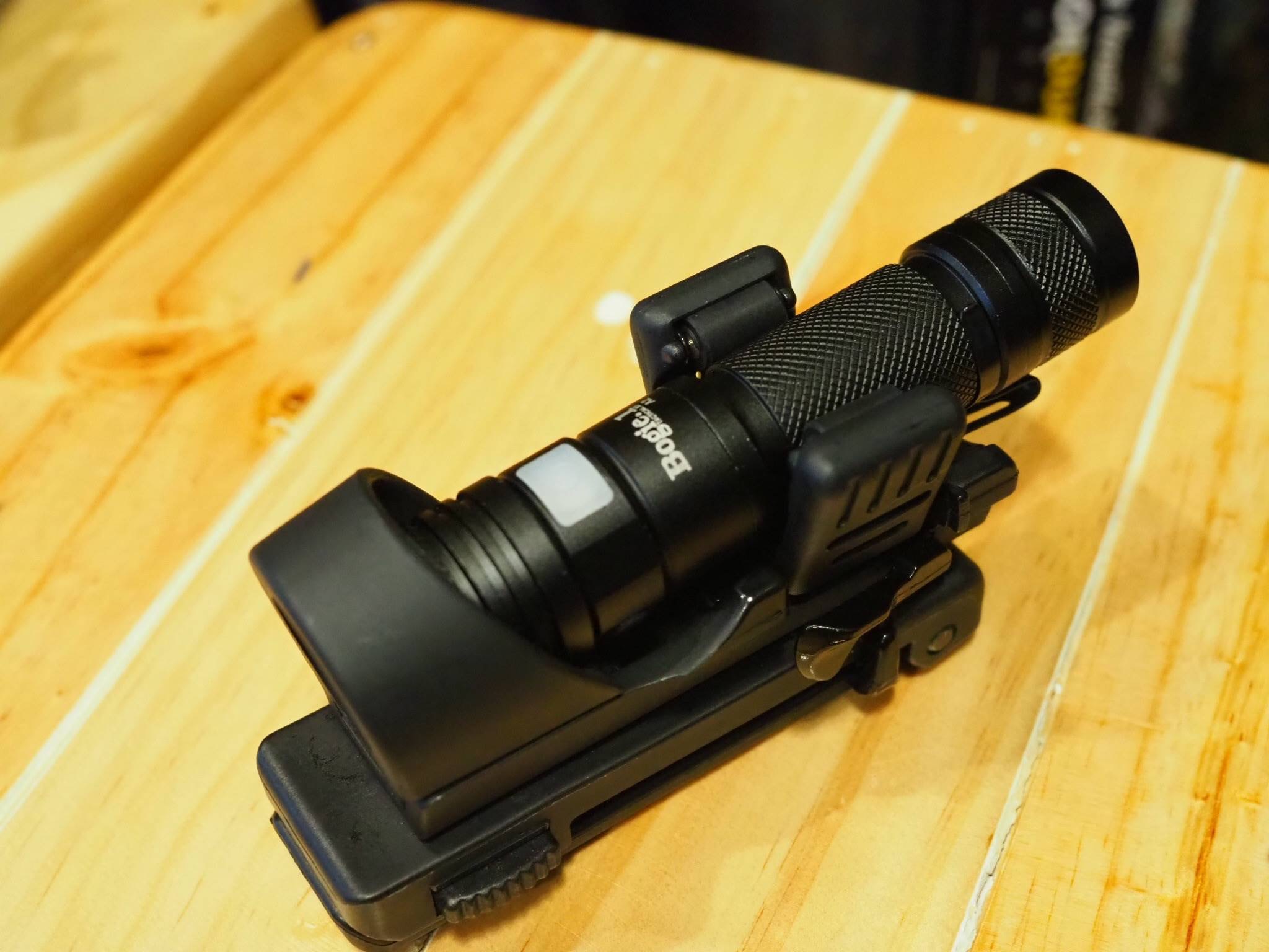 💢 Bogie1 ซองไฟฉายโพลิเมอร์ รุ่น Lock 360💢 👉มีตัวล็อกแน่นกริ้บ ไฟฉายไม่ร่วงหล่น 👉หมุนได้ 360 องศา 👉ร้อยเข็มขัดได้ทุกขนาด(ปรับขนาดได้) 👉ร้อยกระเป๋า/ติดเสื้อเกราะ ได้ 🔥🔥 ราคา Promotion 1050 บาท