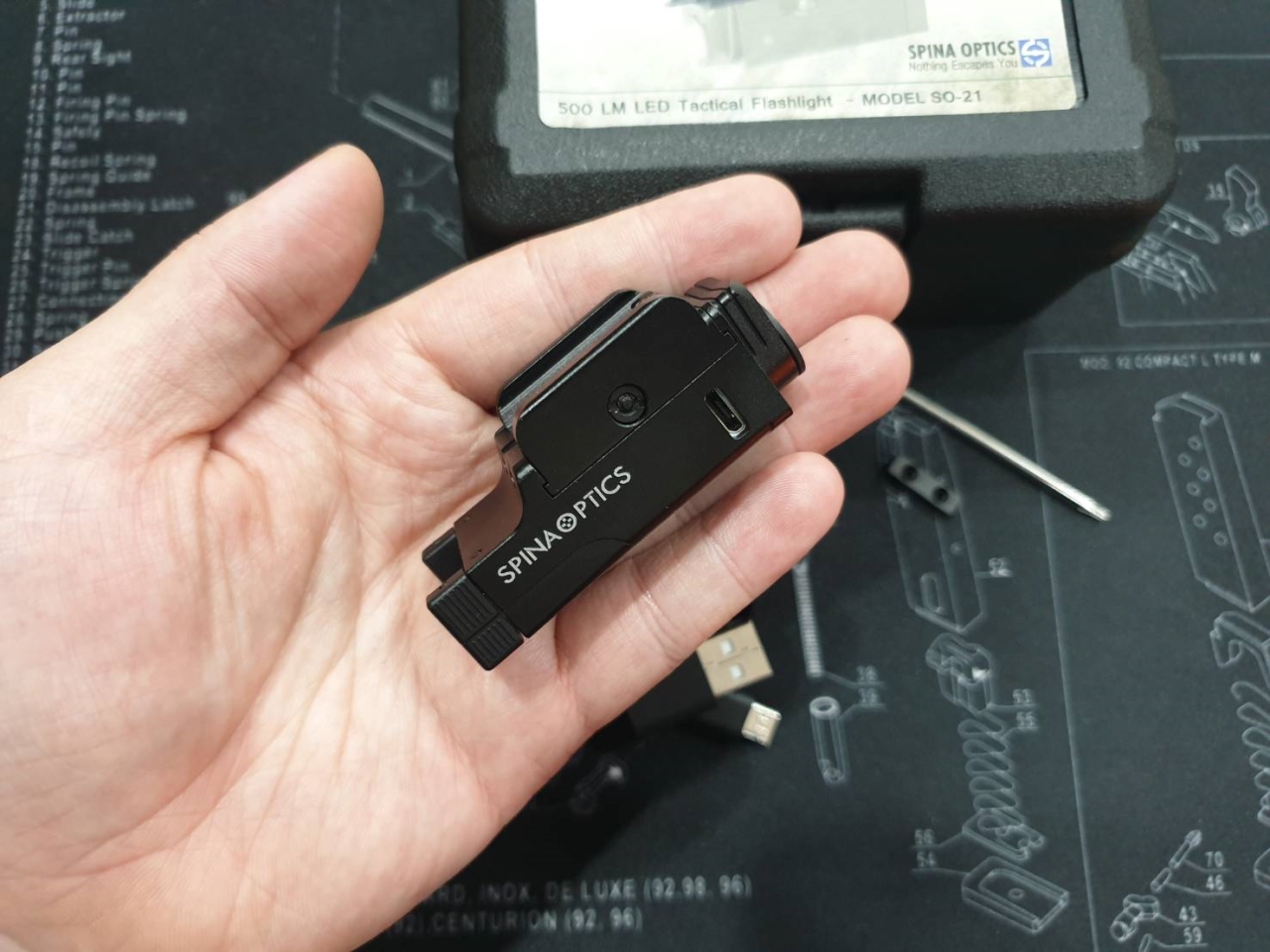 🌟🌟 สินค้าเข้ามาใหม่คะ ไฟฉายติดปืน ( #SO-21) ✏ ตัวเรือนผลิตจาก Aluminium ✏ หลอด LED ความสว่าง 500 lumens ✏ ระบบ ชาร์จไฟ USB (มีสายแถม) ✏ มีไฟบอกสถานะการชาร์จ ✏ เปิด-ปิด ง่าย เพียงปลายนิ้ว ✏ ใช้ยึดจั