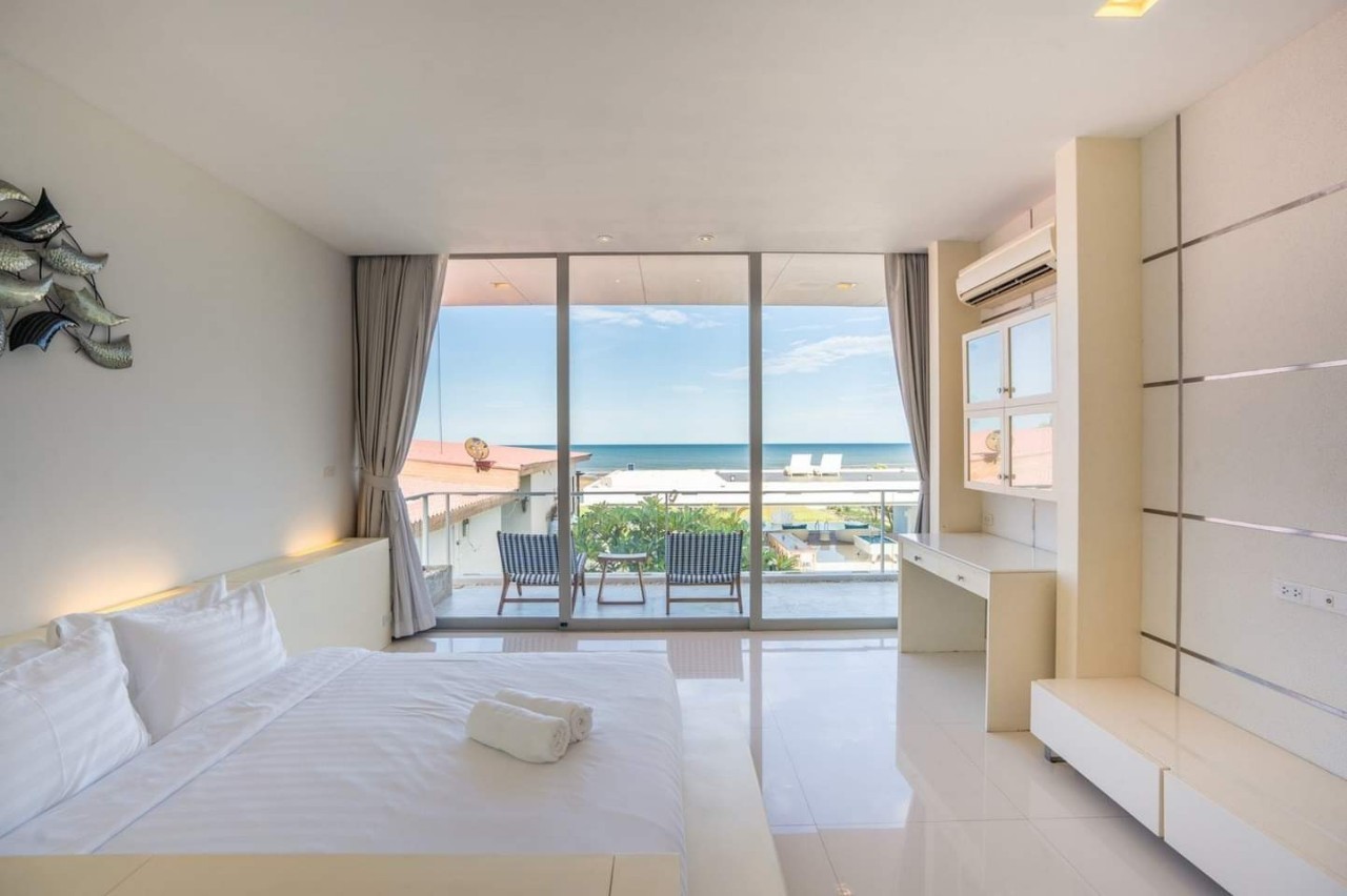 HR15049 บ้านพักติดทะเล The Breezy Beach Pool Villa Cha Am