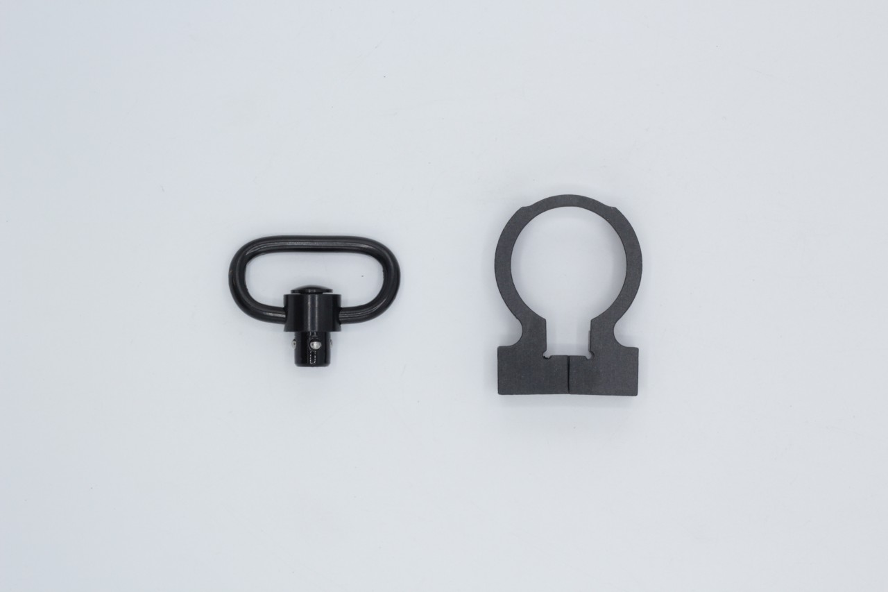 หูช้างครอบแหวนล็อคแกนพานท้าย (หูช้างปลดไว) Clamp On QD Sling Swivel สำหรับแกนพานท้ายปืนตระกูล M4/M16 หรือปืนที่ใช่แกนพานท้ายขนาดเดียวกัน คุณสมบัติ : #น้ำหนักเบา แข็งแรงทนทาน #ติดตั้งง่าย ไม่ต้องถอดแกนพานท้าย เพียงแค่ครอบทับแหวนล็อคแกนพานท้าย #มาพร้อมหูกวิ