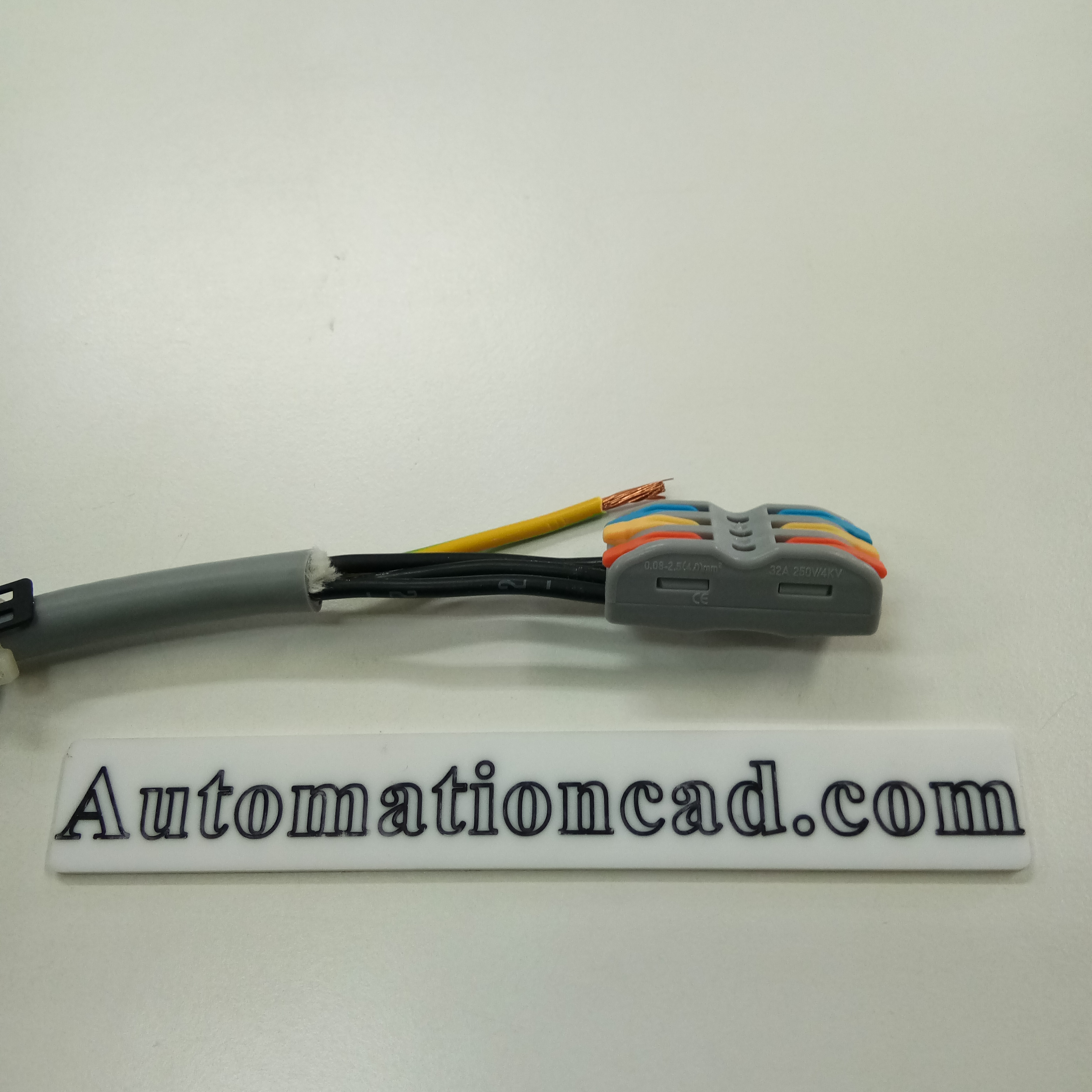 ตัวต่อสายกลางทาง แบบ 3ช่อง ใช้กับสายไฟ สายเซ้นเซอร์ เชื่อมต่อสะดวกสำหรับสายไฟ 0.5-2.5 mm²