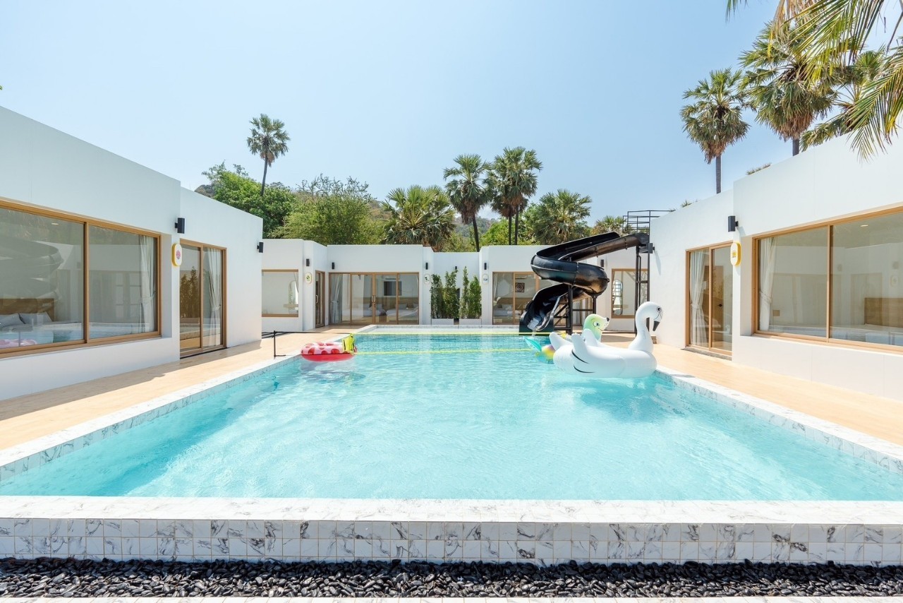 HR15080 The Bristol Beach Huahin Pool villa