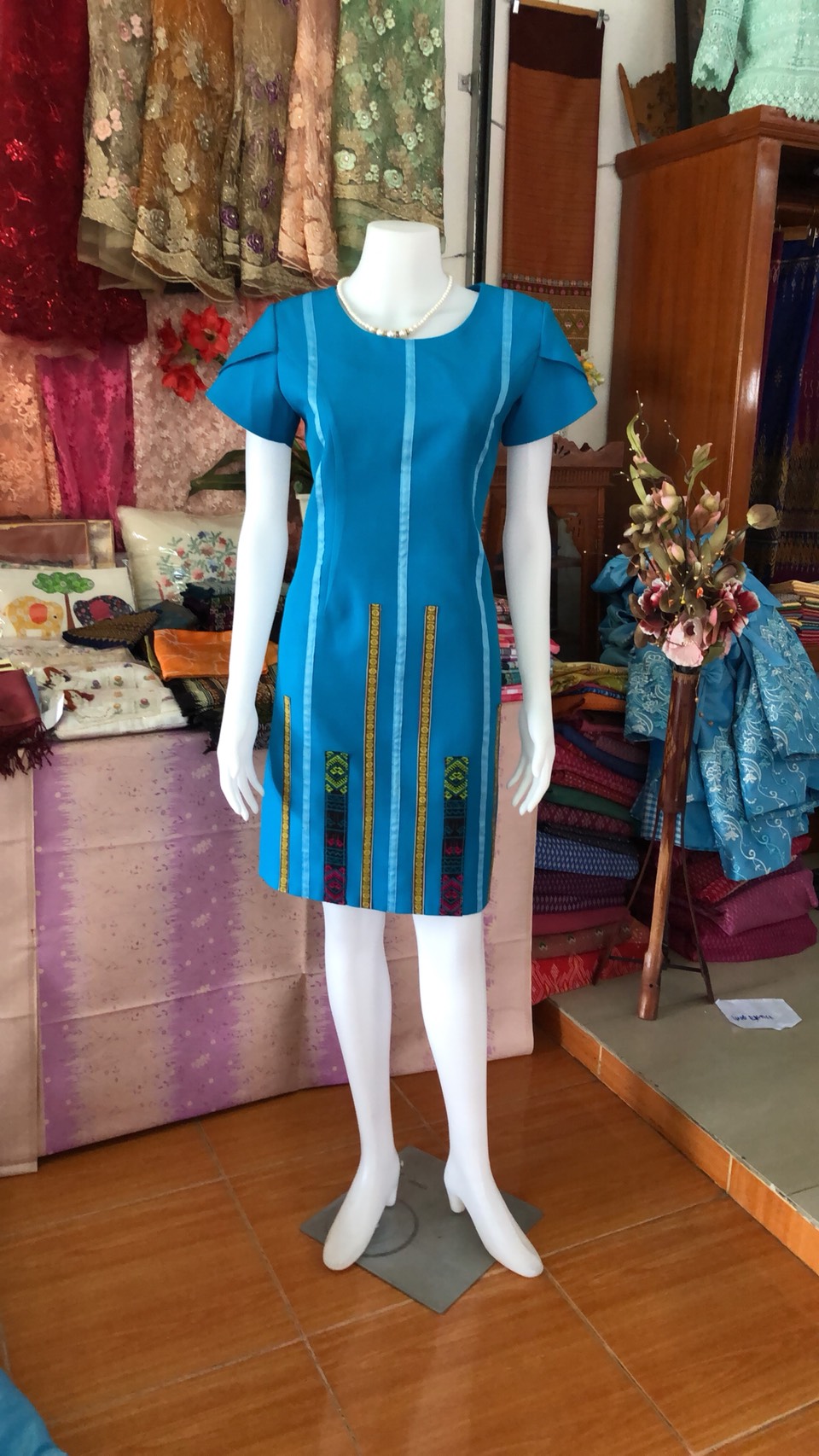 ชุดผ้าไทยผ้าฝ้ายแท้คอกลมสีฟ้าแต่งผ้าตีนจก #ชุดผ้าไทยผ้าฝ้ายสีฟ้า #ชุดผ้าไทยผ้าพื้นเมือง #ชุดผ้าฝ้ายแท้แต่งผ้าตีนจก #ชุดทำงานผ้าไทยปักลูกปัดสวยงาม♥ สีฟ้า M