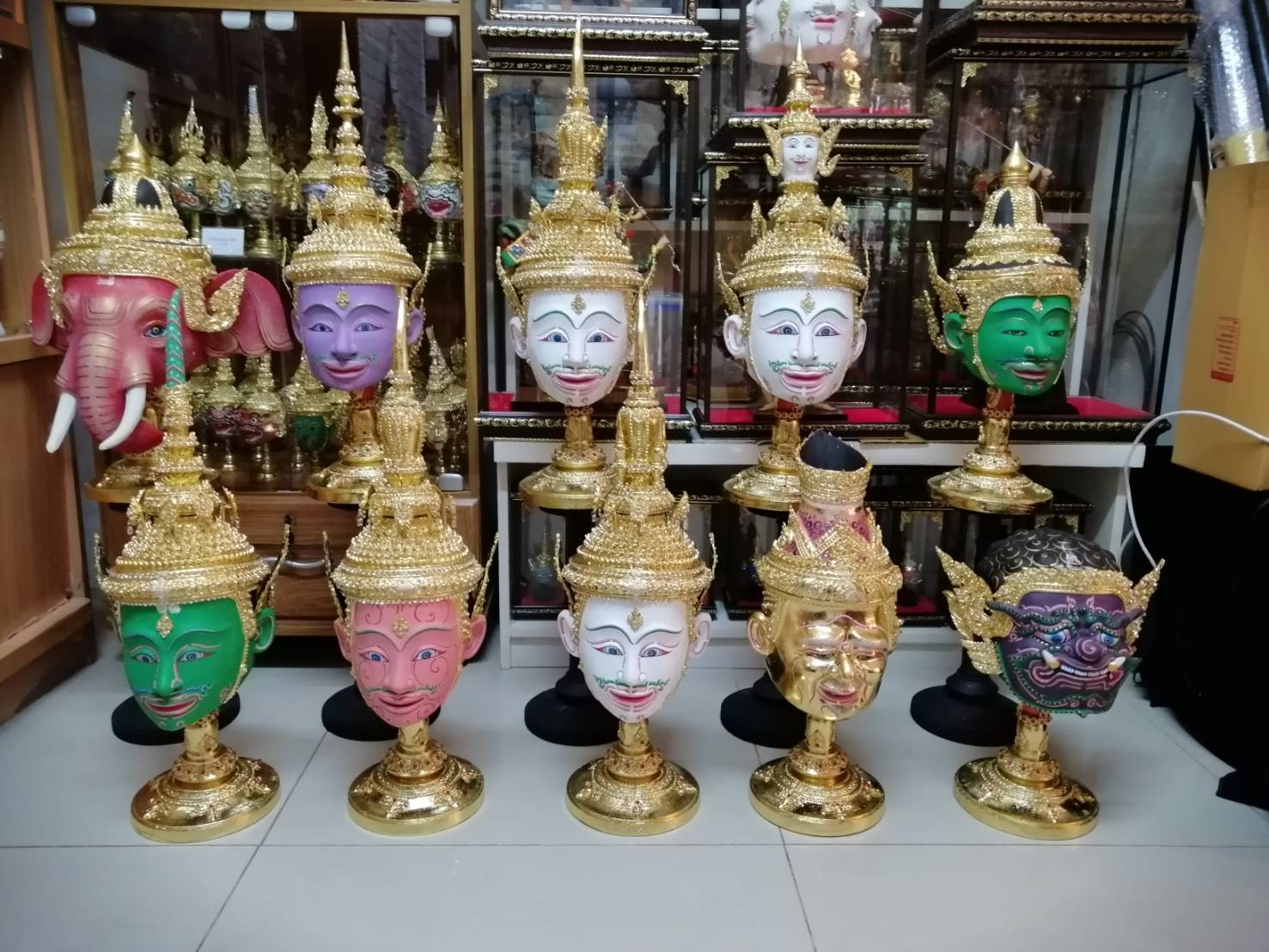 ชุดเศียรครู 10 เศียร ขนาดผลส้มโอ (เกรดพรีเมี่ยม) พร้อมฐานไม้กลึงตีลายปิดทองประดับเพชร