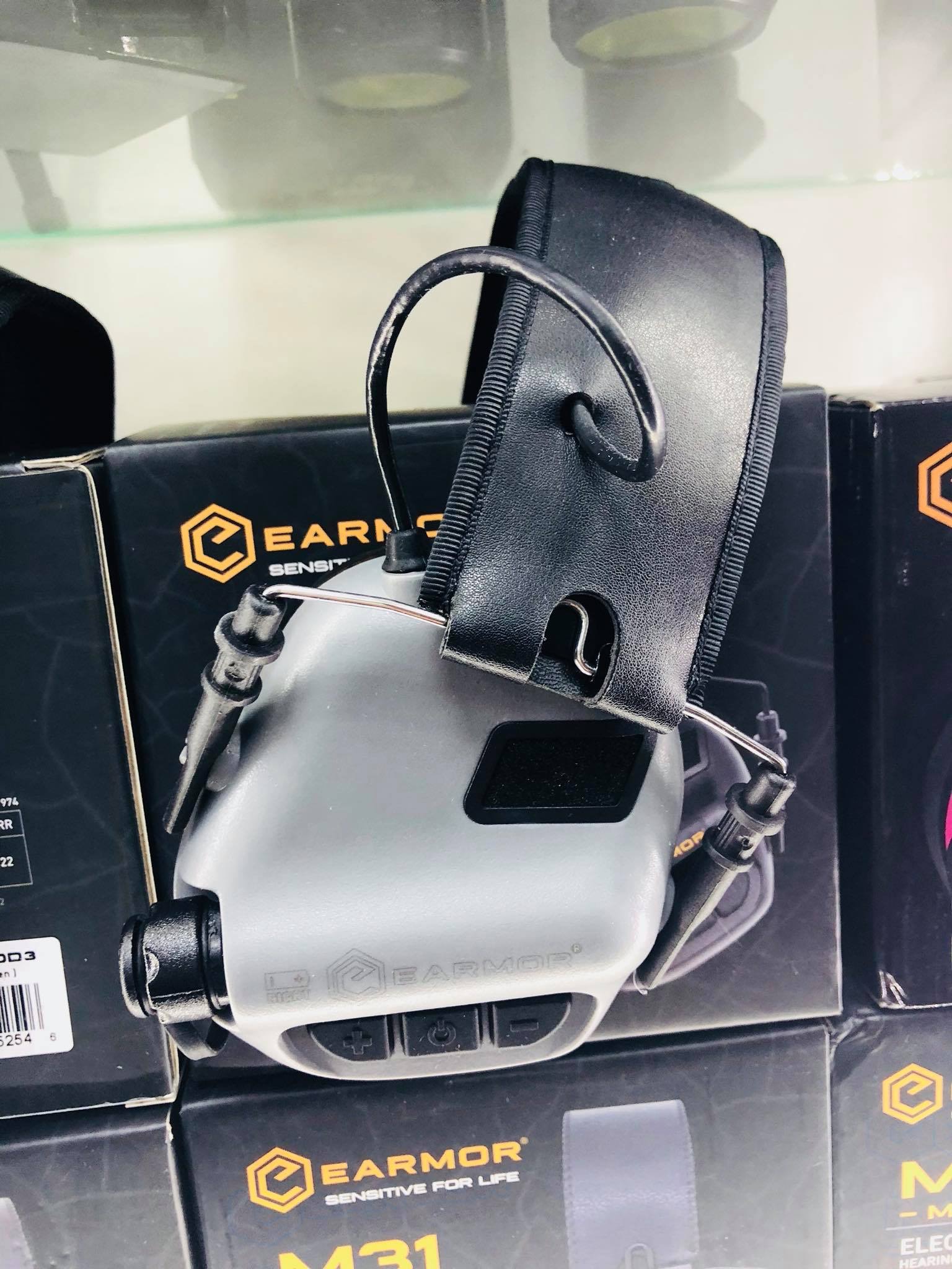 New.EARMOR M31 หูฟังตัดเสียงปืน ขยายเสียงพูด สีเขียว / สีทราย / สีดำ / เทา / ชมพู ตัดเสียงดังที่เกิน 88Dbs เช่น เสียงปืน เสียงเครื่องจักร ซึ่งเป็นเสียงที่ดังอันตรายต่อประสาทการรับฟังของมนุษย์ เเต่ขยายเสียงพูดคุย กันน้ำระดับ IPX-5 ใช้ถ่าน AA x 2 ระบบปิดอัต