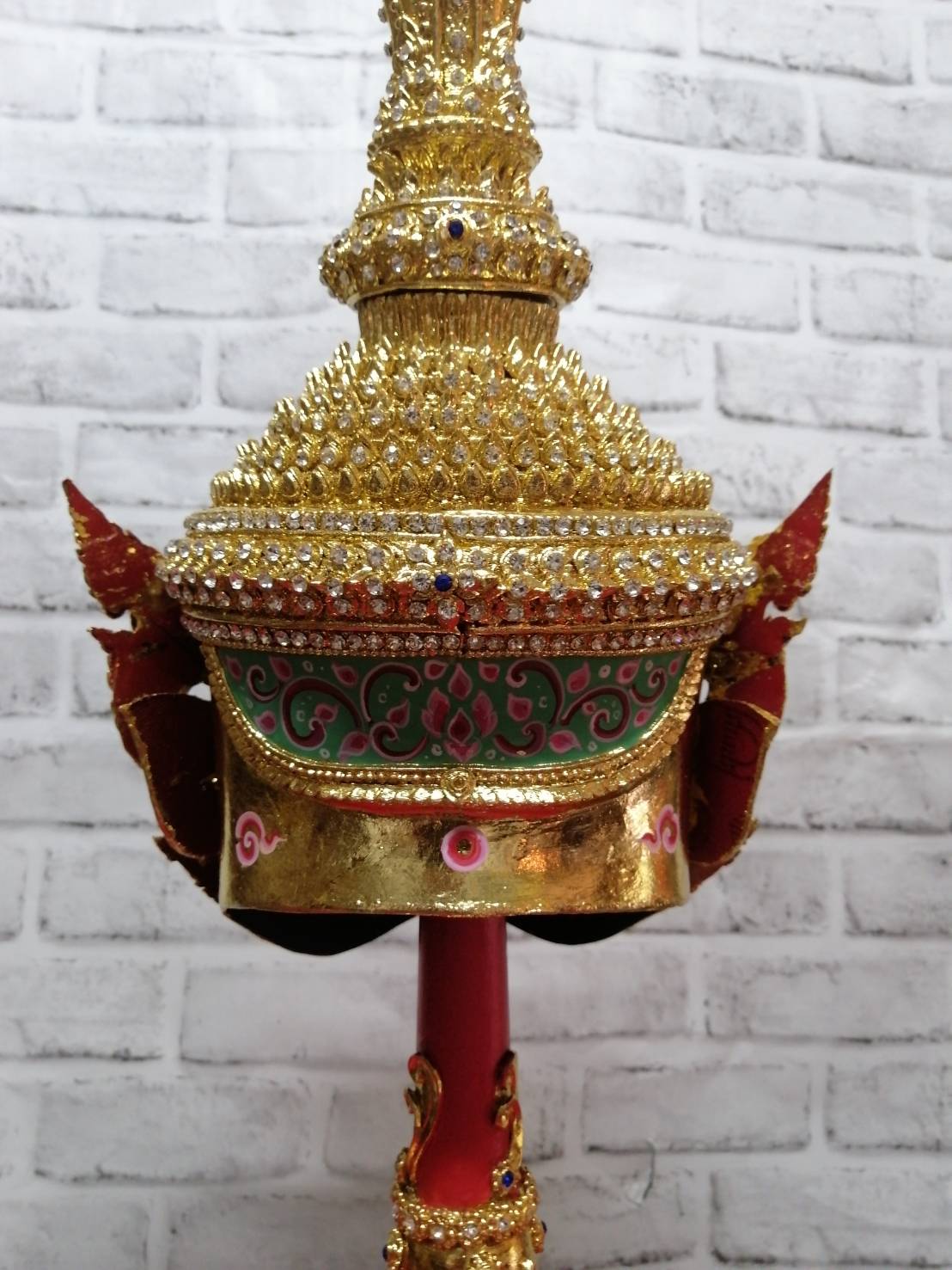 ท้าวเวสสุวรรณ ขนาดกลาง เกรดพรีเมี่ยม พร้อมฐานไม้กลึงตีลายปิดทองประดับเพชร