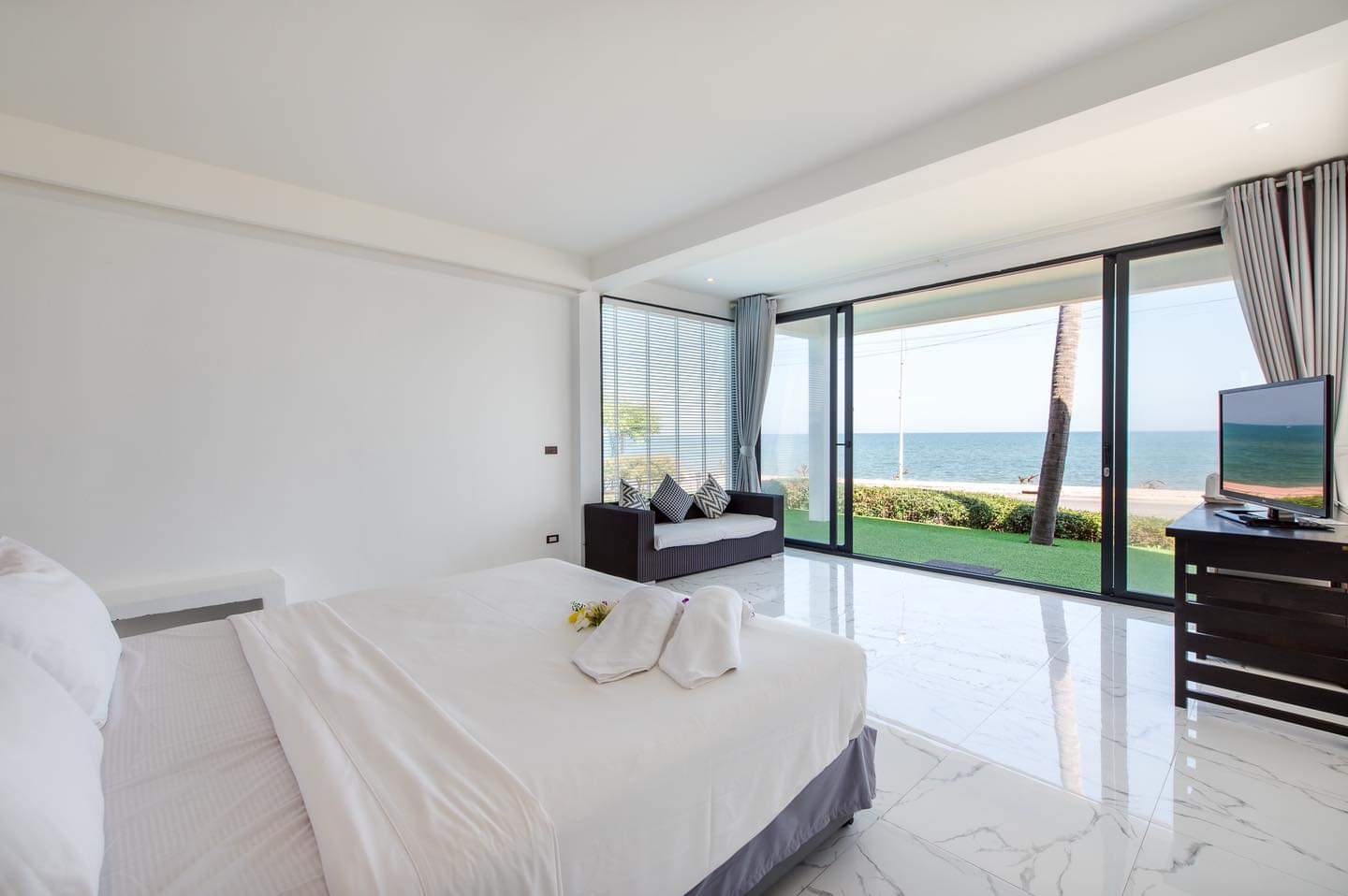 HR15008 บ้านพักติดทะเล โมเดิร์นบีช ปราณบุรี