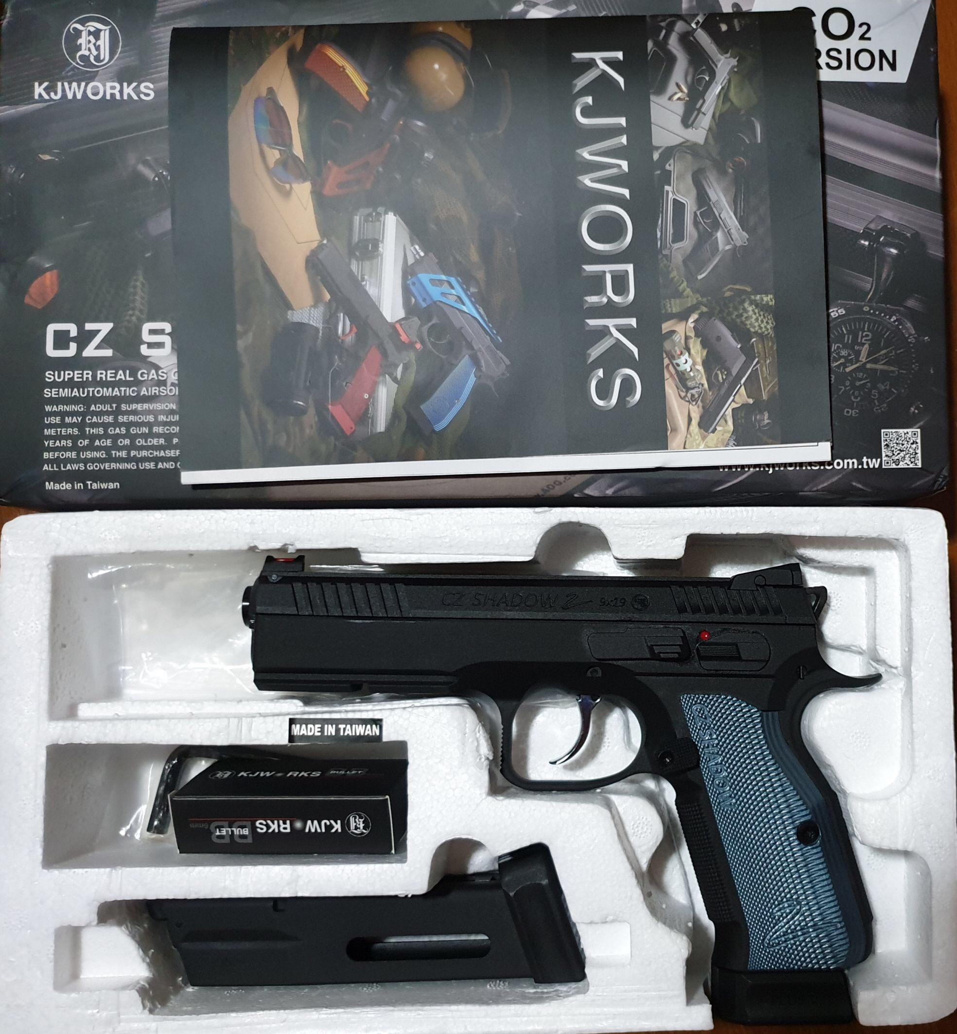 New Arrival! มาใหม่! KJ Works CZ Shadow 2 (ASG Licensed) - CO2+Gas Version (2 แมกกาซีน 2 ระบบ ) ยี่ห้อสินค้า: KJWORKS รหัสสินค้า: CZ-SHADOW2-CO2+GAS Hop-Up: ปรับได้ น้ำหนัก: 1,260 กรัม ความยาว: 230 มม ความจุ: 26 นัด ความเร็วลูก: 320+ fps (0.94 จูล) แหล่งพ