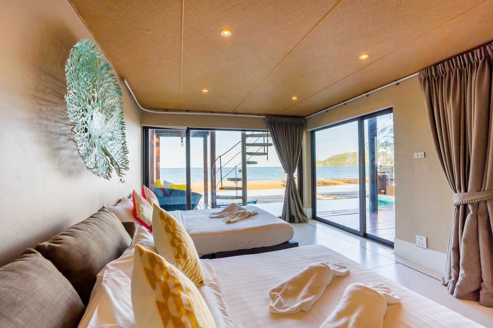 HR15064 บ้านพักติดทะเล The Ocean Beach Villa, Sam Roi Yod.