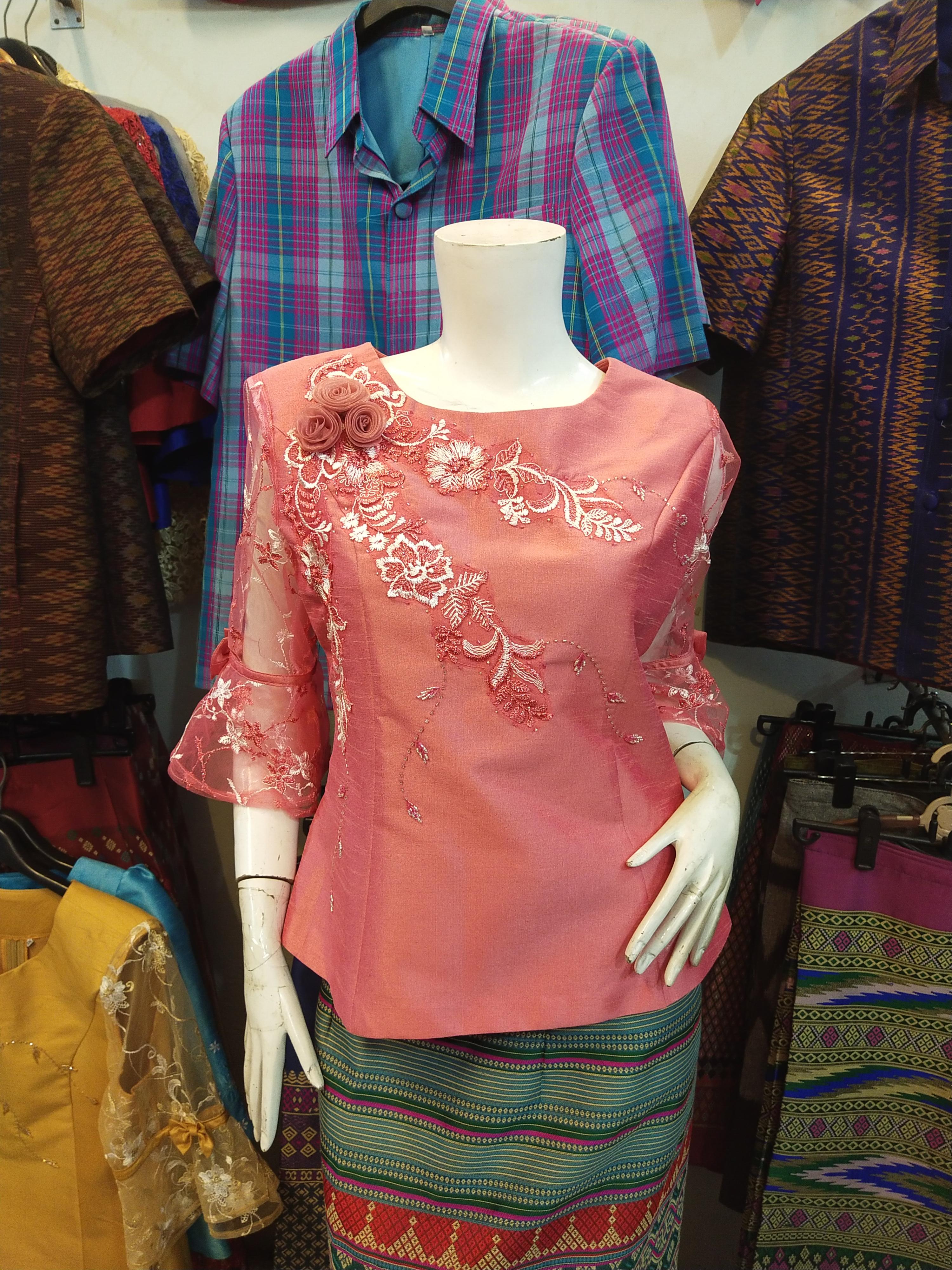 เสื้อผ้าไหมสตรี #เสื้อผ้าผ้าไหมสไตน์เกาหลีปักเลื่อม #เสื้อทำงานผ้าไทย #เสื้อผ้าไหมสไตน์หรู ตามภาพ XL