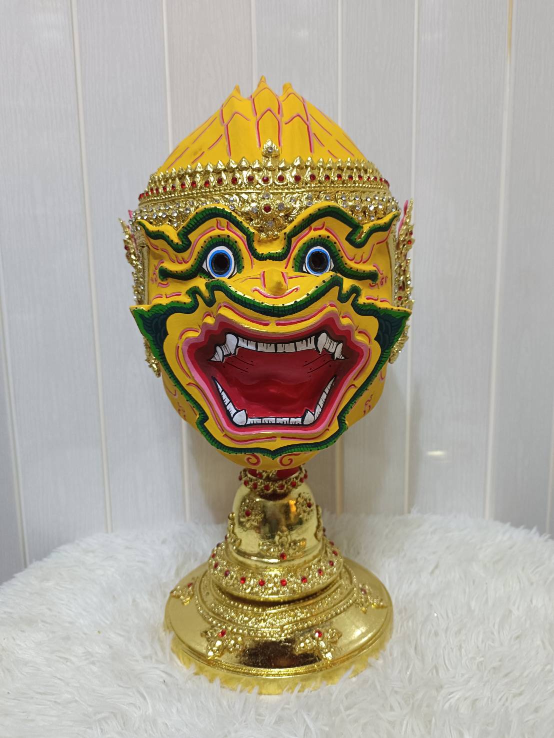 หัวโขน เสนาลิง (สีเหลือง) ขนาดสวมหัว เกรดพรีเมี่ยม พร้อมขาตั้งไม้อัดสีแดง