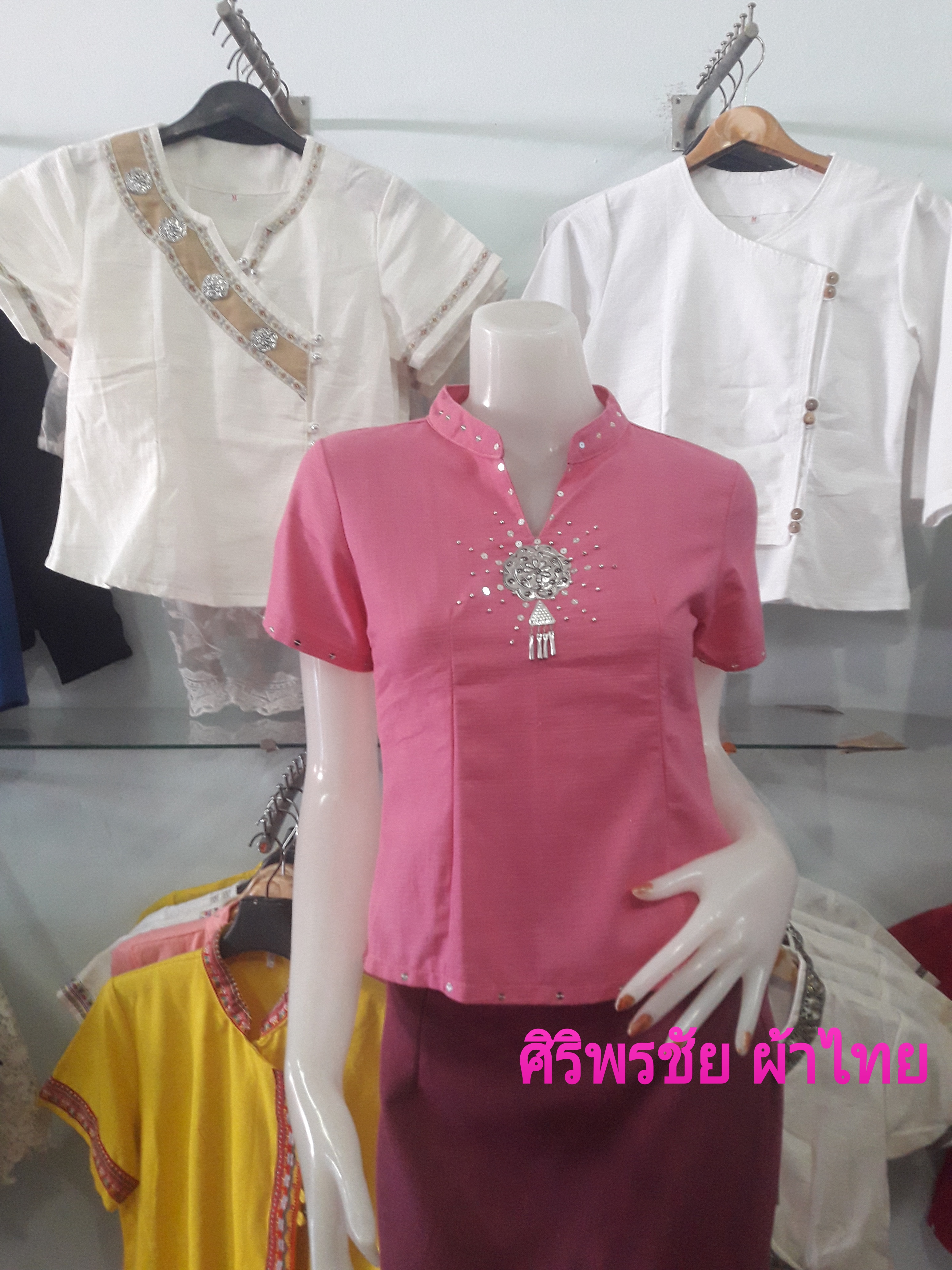 เสื้อผ้าไทยพื้นเมืองสีชมพู เสื้อผ้าฝ้ายสีชมพู เสื้อใส่ผ้าซิ่น เสื้อผ้าฝ้ายสีชมพูคอจีนซีฟหลัง
