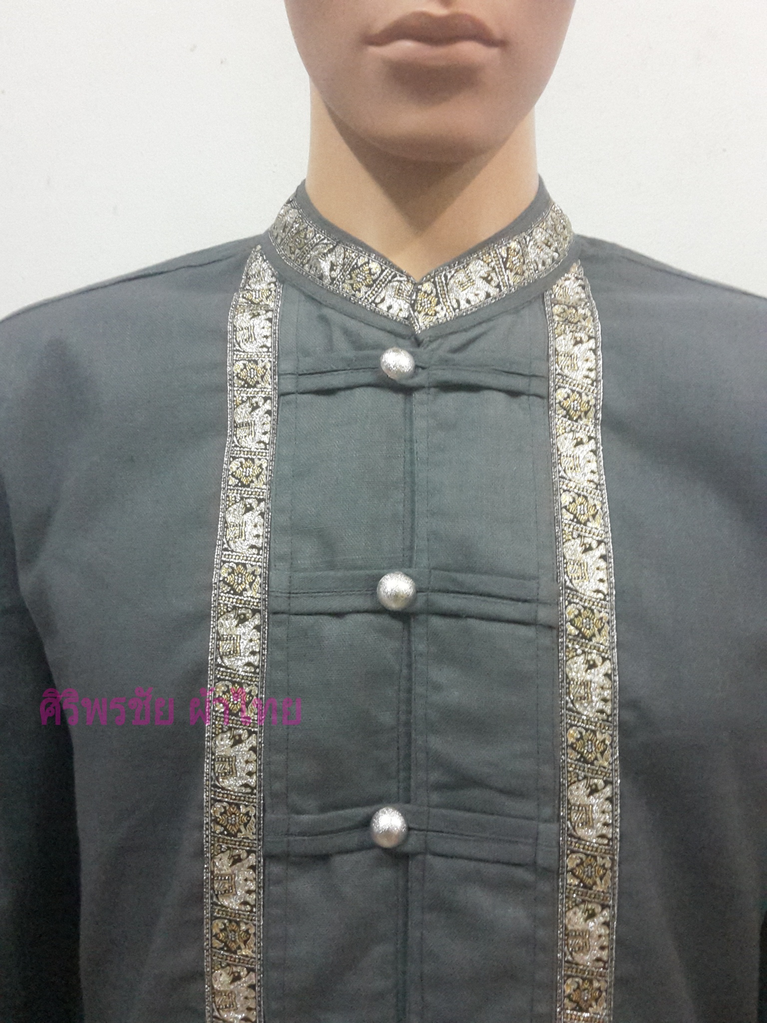 เสื้อผ้าไทยชายผ้าพื้นเมืองสีเทาอ่อน เสื้อผ้าฝ้ายชายแต่งผ้าขลิบลายและปักผ้าด้นมือแต่งดระดุมเหรียญ เสื้อผ้าฝ้ายซินมัยชายสีเทาแต่งแถบช้าง