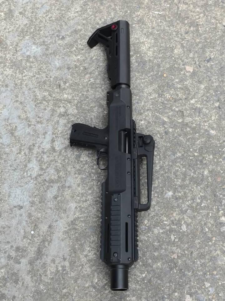 New.HERA ARMS cabine conversion kit สำหรับปืนสั้น 1911 มาพร้อมท่อมีลักษณะคล้ายไซเรนเซอร์ แต่ภายในกลวง รูโต มโหฬาร กว้างเหมือนปากแก้วน้ำ ภายในเสริมโครงโลหะ เพิ่มความแข็งแรงทำให้มันรับแรงรีคอล์ยได้สูง แต่ ไม่มีพานท้าย และกิ๊ฟมือหน้า มาให้ ใส่พานท้าย M4 ได้ค