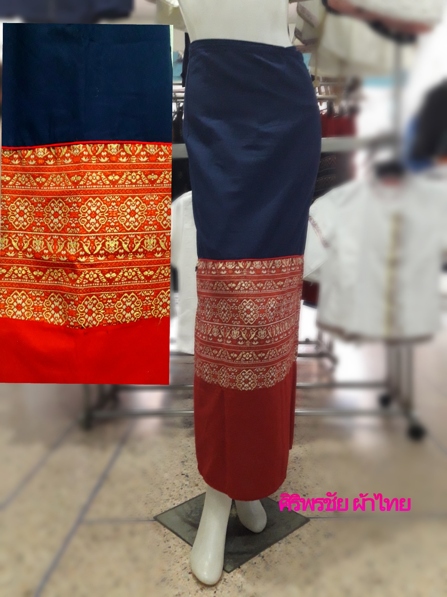 ผ้าซิ่นแบบป้ายเชือกผูกสีกรมท่าตัดต่อตีน ผ้าลายไทยสีกรมท่า ผ้าถุงตัดสำเร็จแบบป้ายเชือกผูกตามเอว สามารถเลื่อนได้ไม่เสียทรง อ้วนผอมใส่ได้ กรมท่า FREE SIZE