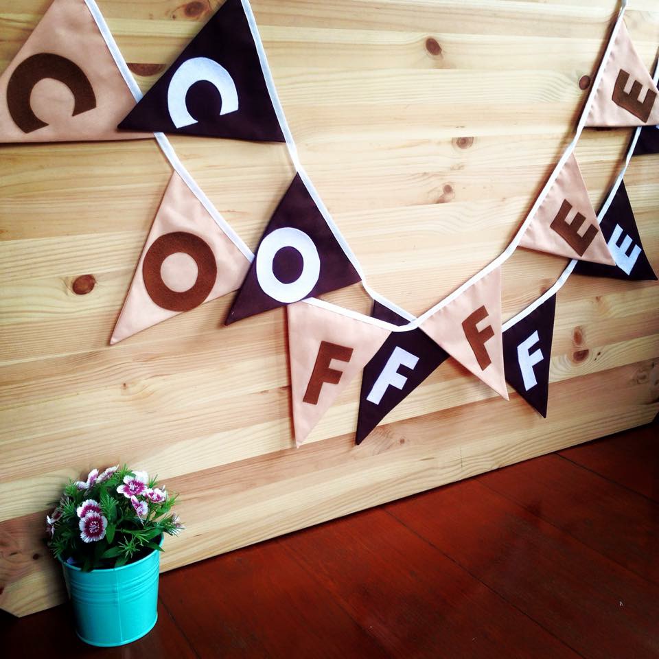 ธงราว ใส่ข้อความ COFFEE น้ำตาลอ่อน