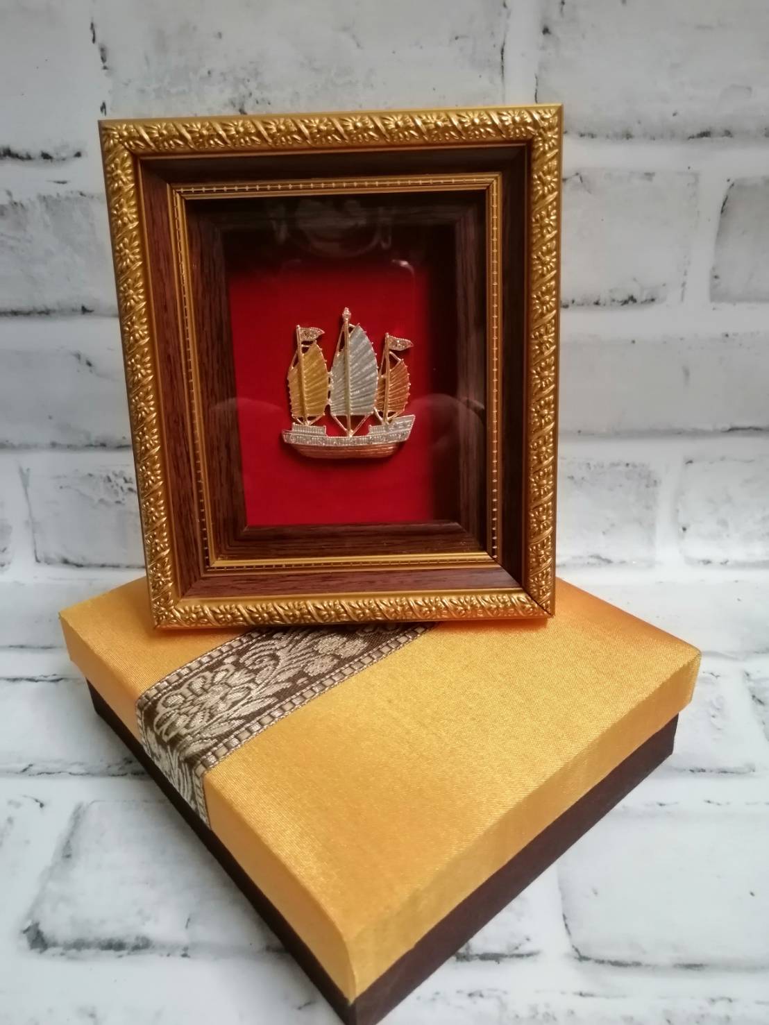 กรอบรูปที่ระลึกไทยๆ พร้อมกล่องผ้าไหม