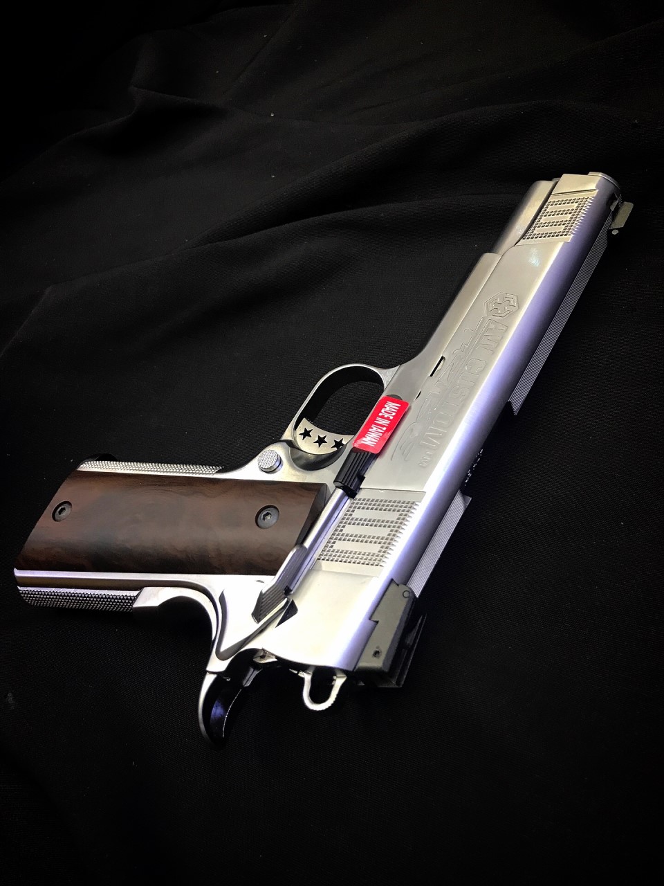 New Arrival! มาใหม่! AW-CUSTOM/NE3001 SKU: AW-NE3001 คุณสมบัติ: + ปืนพกสไตล์ Iconic 1911 + เซเรชั่นด้านบนแบนเรียบบนสไลด์ + ไกและไกด์รอดลายดาว + แกะลายกันลื่นแบบใหม่ + กลไกการทำงานจำลองมาจากของจริง + ด้ามปืนพาสติ๊กลายไม้ ราคา: 4,800 บาท