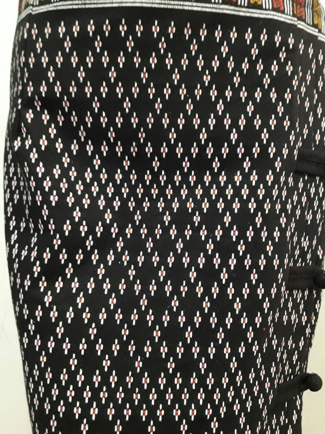 ผ้าซิ่นสำเร็จรูปผ้าซิ่นผ้าฝ้ายสีดำ แบบป้ายแต่ง 3 จีบกระดุมผ้าปั้ม ผ้าถุงสำเร็จรูปสีดำ ผ้ามัดหมี่อิสานสำเร็จสำเร็จรูป