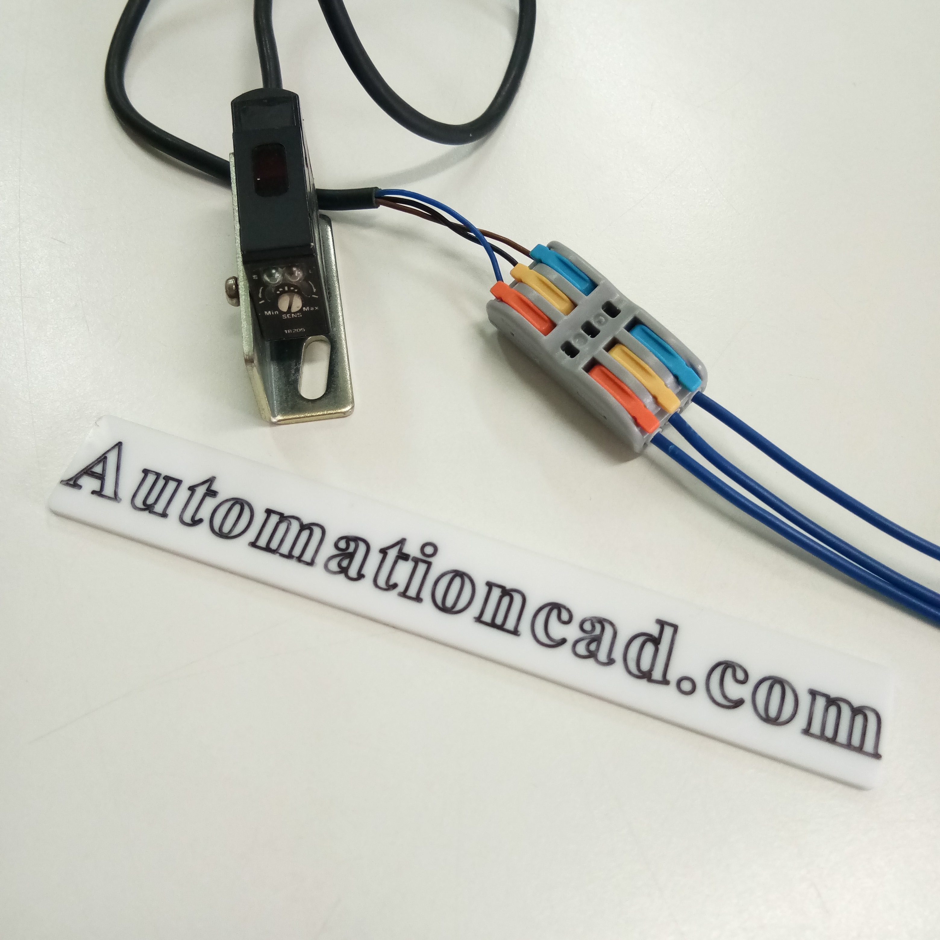 ตัวต่อสายกลางทาง แบบ 3ช่อง ใช้กับสายไฟ สายเซ้นเซอร์ เชื่อมต่อสะดวกสำหรับสายไฟ 0.5-2.5 mm²