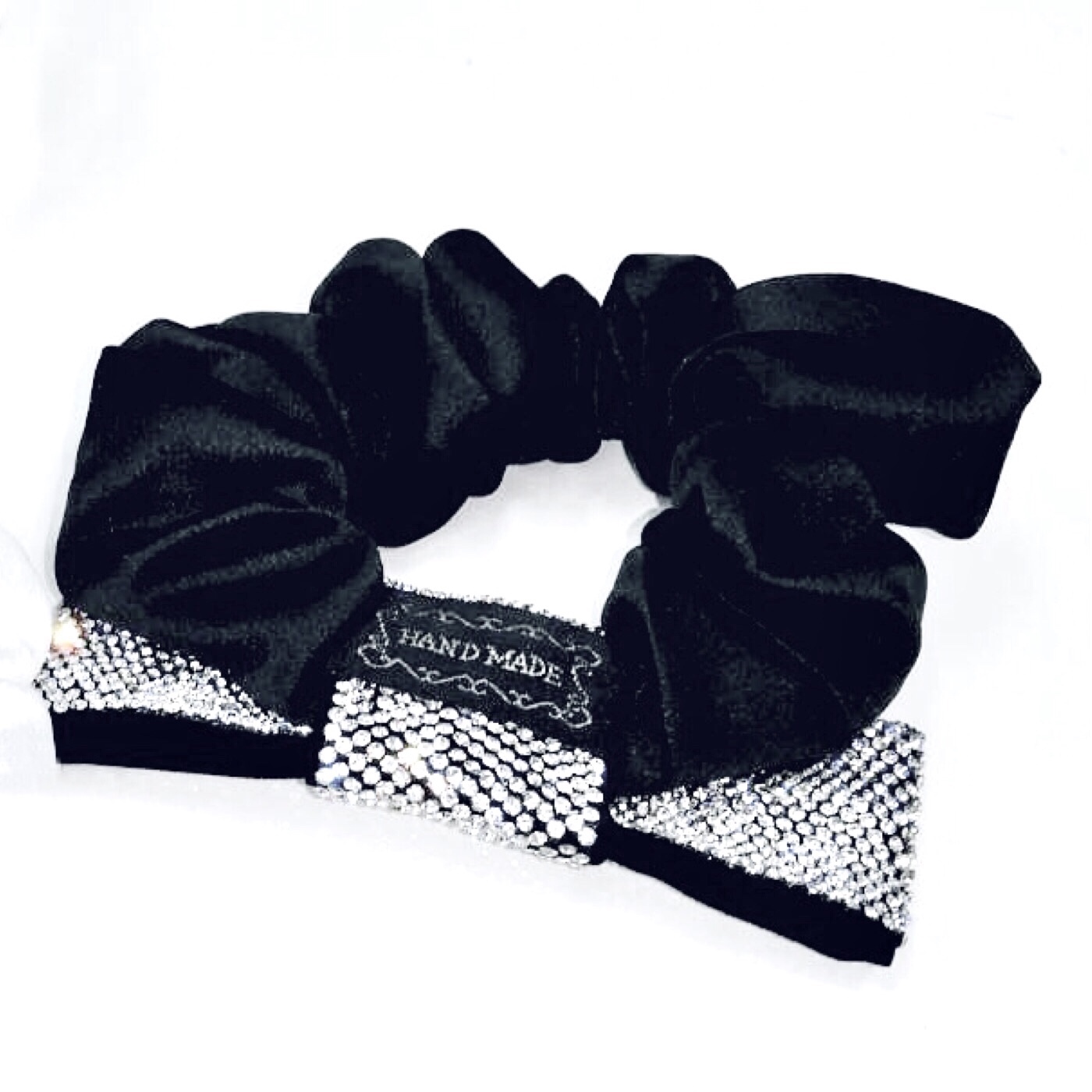 โดนัทมัดผมยางดำ แต่งโบว์เพชรวิบวับสีขาวเล่นไฟสวย ยางดีไม่กินผม สินค้าคุณภาพดี ขนาดโบว์ 10 x 3 cm สวยหวาน น่ารัก เรียบหรู