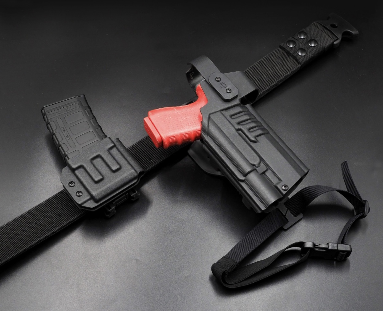 New.FogGear 5.56 Mag Holster ⭕ซองผลิตจาก Kydex เกรดคุณภาพ ⭕ช่องสำหรับใส่แม็ก 5.56 * 1 ⭕มีขากระเดื่องสำหรับปรับความกระชับ ⭕ขากระเดื่องถอดได้ ใส่ลูกยางแทนที่ได้ ⭕ตัวล็อค Teklok ปรับระดับเข็มขัดได้สูงสุด 2.4" ⭕ Teklok สามารถปรับองศาในการใช้งานได้