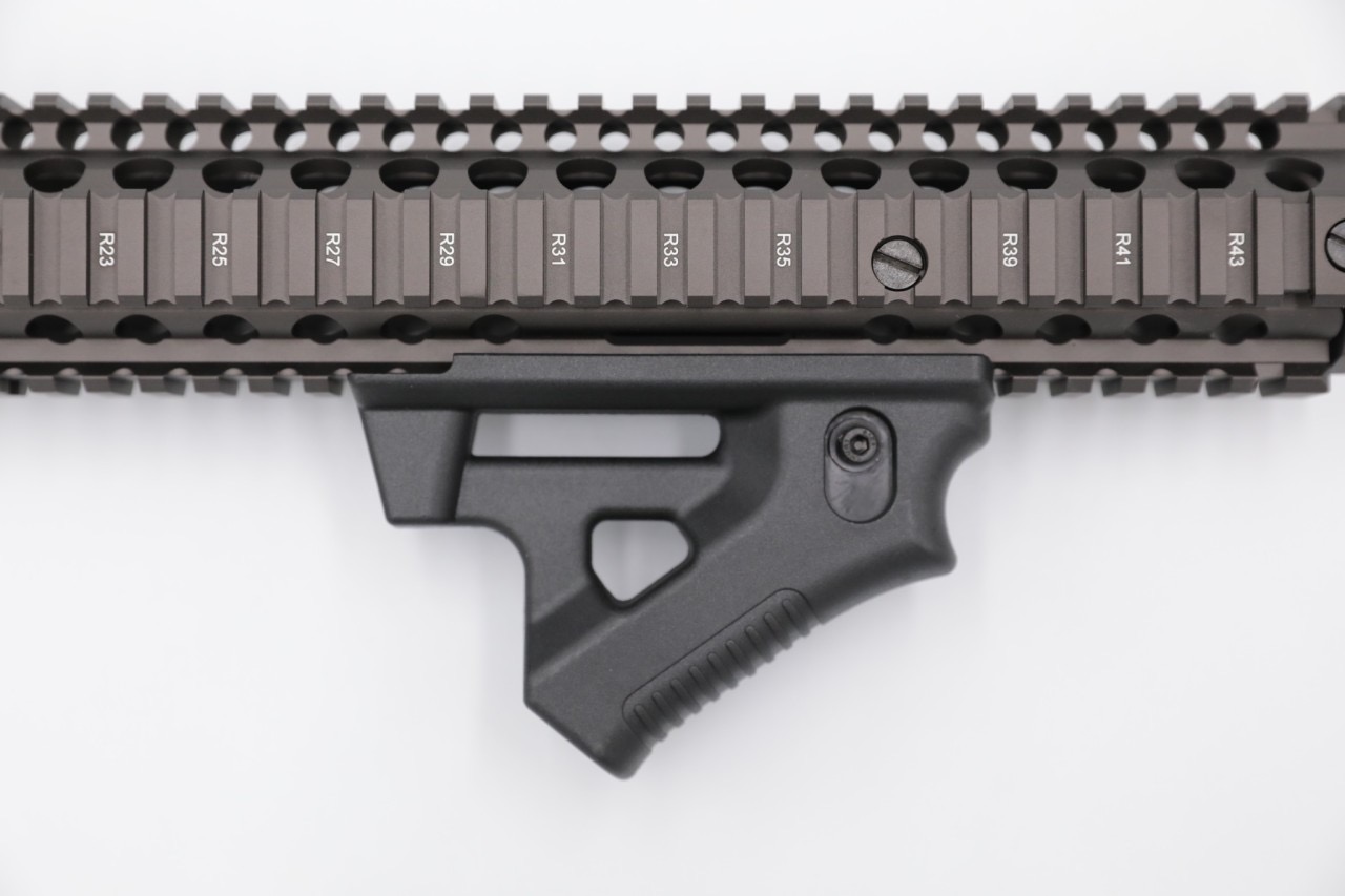 กริ๊ปมือหน้า CL19 (Tactical CL19 Triangle Grip) (Thumb Grip) (ใช้ได้กับชุดหน้าระบบราง Picatinny เท่านั้น) ขนาด : ยาว 11.9ccm. สูง 7.9cm. หนา 2.6cm. น้ำหนัก : 81 กรัม คุณสมบัติ : #ผลิตจากโพลิเมอร์ #น้ำหนักเบา ขนาดกระทัดรัด #สำหรับติดกับชุดหน้าระบบPicatinny