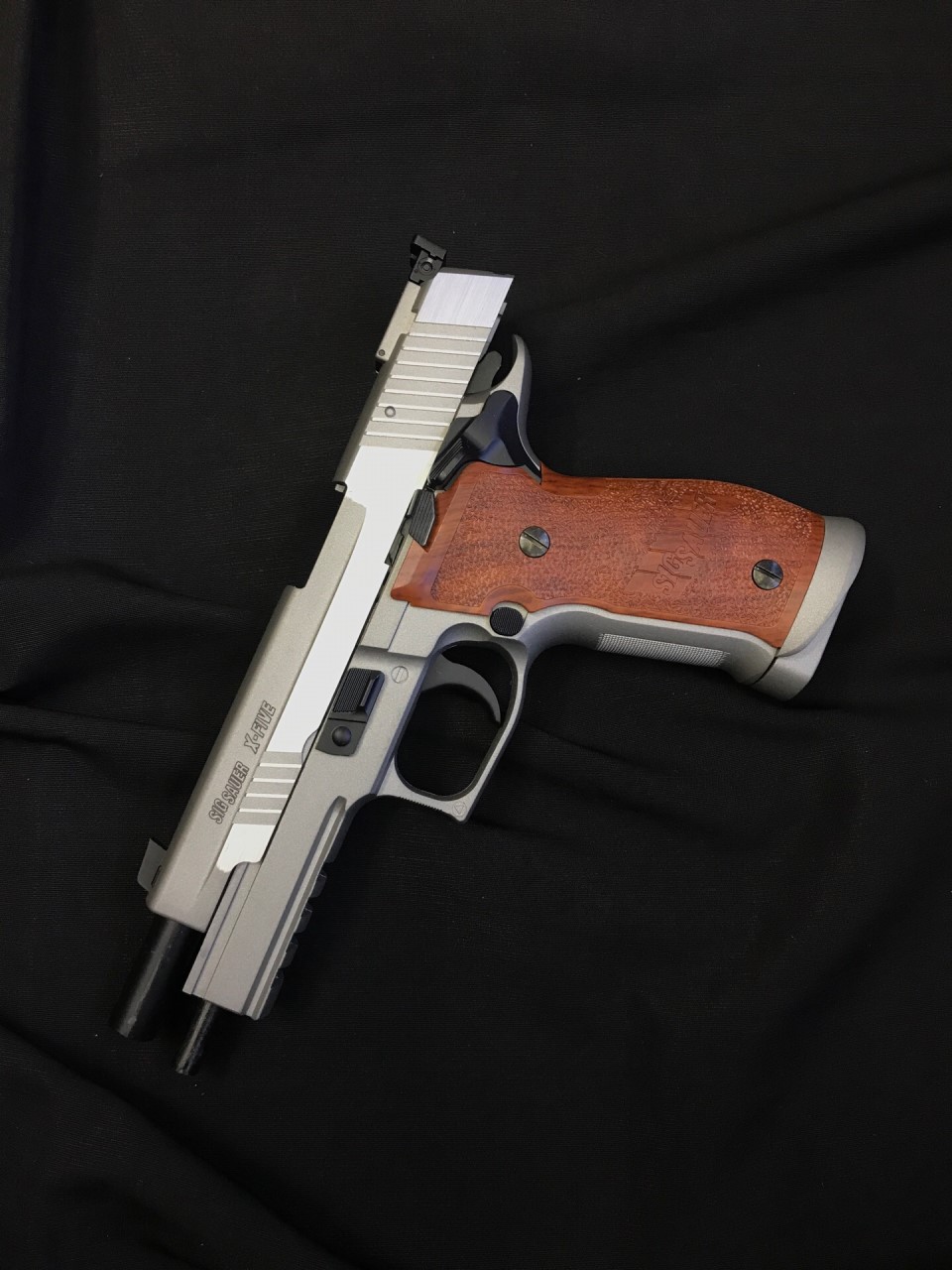 https://youtu.be/7J4wyMSnt18 Cybergun SIG Sauer P226 X-Five Co2 Product Brand: Cybergun Weight: 1,219 g Length: 225 mm Magazine: 26 BBs Max Velocity 388 fps Shooting Mode: Semi Auto ราคาพิเศษ