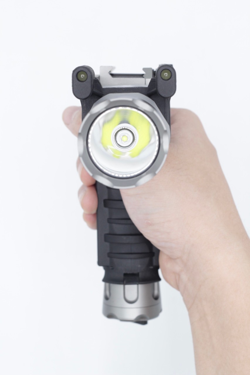กริ๊ปมือไฟฉายติดปืน ยี่ห้อ Surefire รุ่น M910A (Vertical Foregrip Weaponlight) คุณสมบัติ : ทำจากวัสดุ อลูมิเนียม6061 ระดับความสว่าง 400 Lumen (หน้ากว้างเลนส์มีความกว้างจึงให้แสงสว่างที่สว่างมาก) มีทั้งโหมด โหมดไฟหลัก(เปิด-ปิดที่บริเวณกริ๊ปมือจับ) และ โหมด
