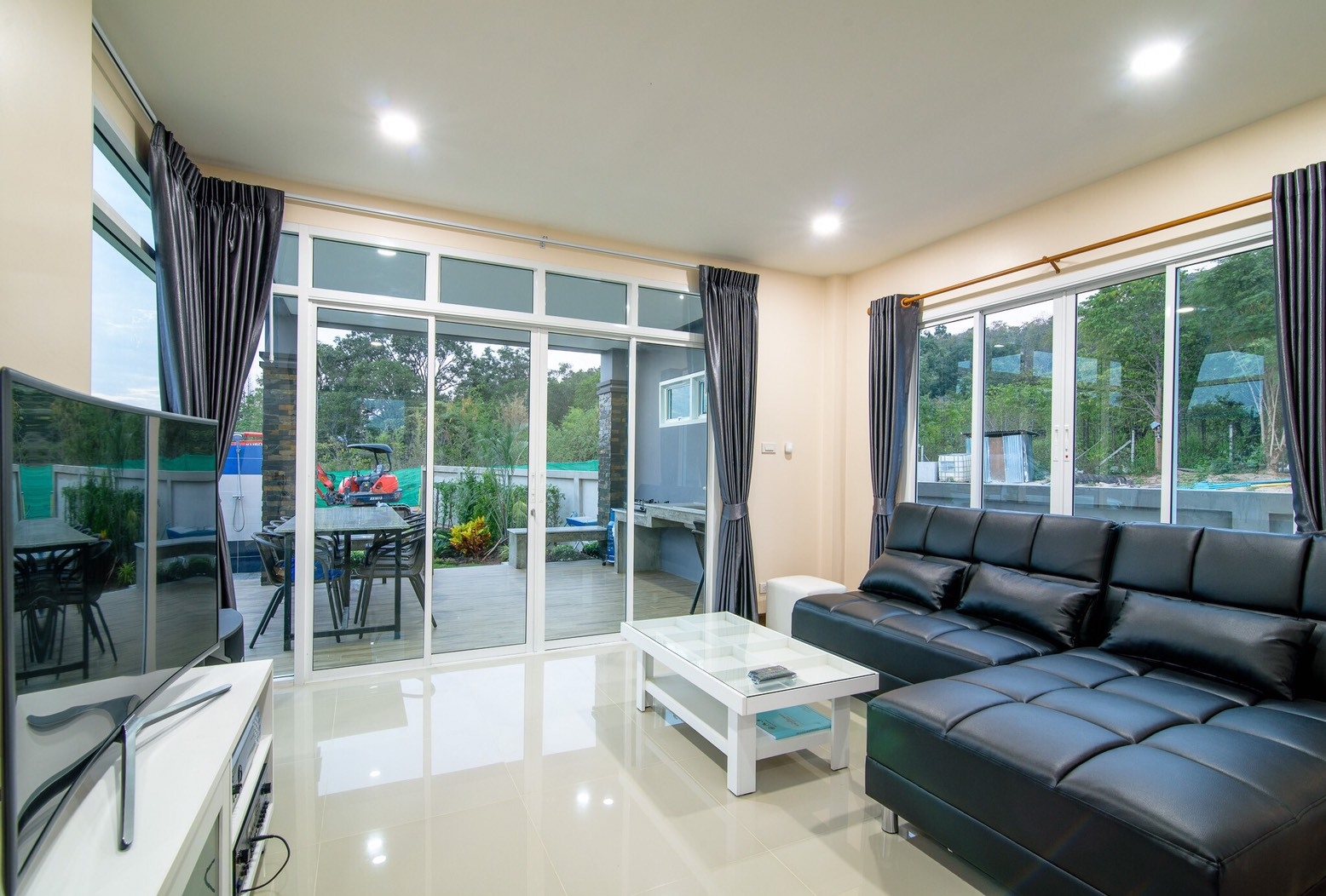 HR 5005 บ้านภูผา คาราโอเกะ โต๊ะพูล