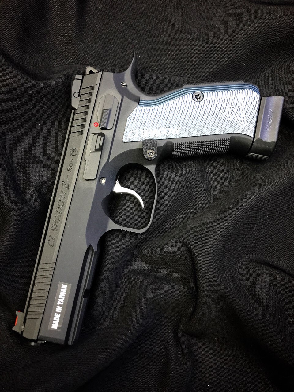 New Arrival! มาใหม่! KJ Works CZ Shadow 2 (ASG Licensed) - CO2+Gas Version (2 แมกกาซีน 2 ระบบ ) ยี่ห้อสินค้า: KJWORKS รหัสสินค้า: CZ-SHADOW2-CO2+GAS Hop-Up: ปรับได้ น้ำหนัก: 1,260 กรัม ความยาว: 230 มม ความจุ: 26 นัด ความเร็วลูก: 320+ fps (0.94 จูล) แหล่งพ