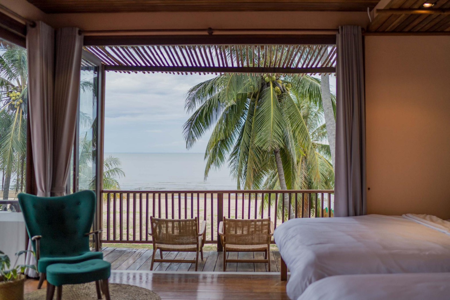 HR15061 บ้านพักติดทะเล The Pamila Beach Villa Kuiburi