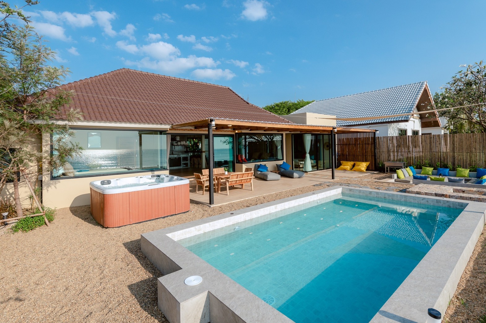 HR15055 บ้านพักติดทะเล The Coastal Vista Beach Villa