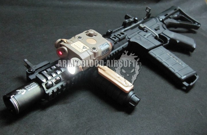 AN/PEQ-15 Laser Aiming Device With Flashlight (BK)
