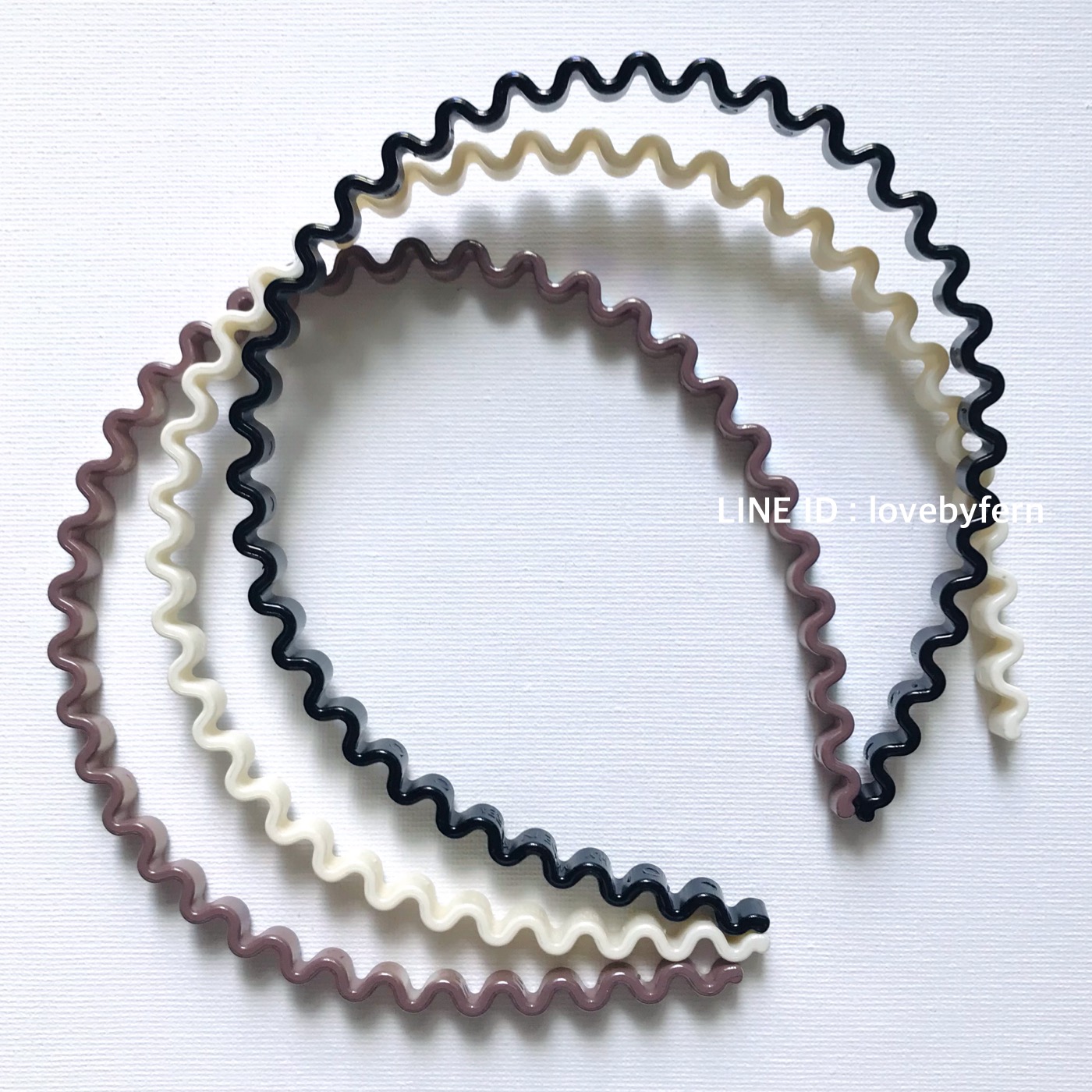 ที่คาดผมเกาหลี ดีไซน์ลอนเมทาลิค ไม่ลอกค่ะ *โปรดระบุสีเมื่อสั่งค่ะ ขนาด 8 mm ยืดหยุ่นสูงไม่บีบขมับ ทน ไม่หักง่าย ได้มาตรฐาน #MadeinKorea #ที่คาดผมเกาหลี #lovebyfern