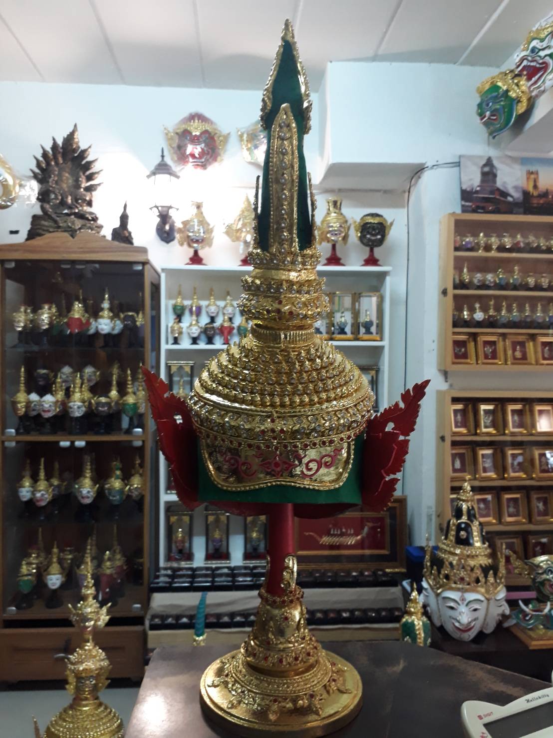 มังกรกัณฐ์ ขนาดสวมหัว พร้อมฐานไม้สีแดง