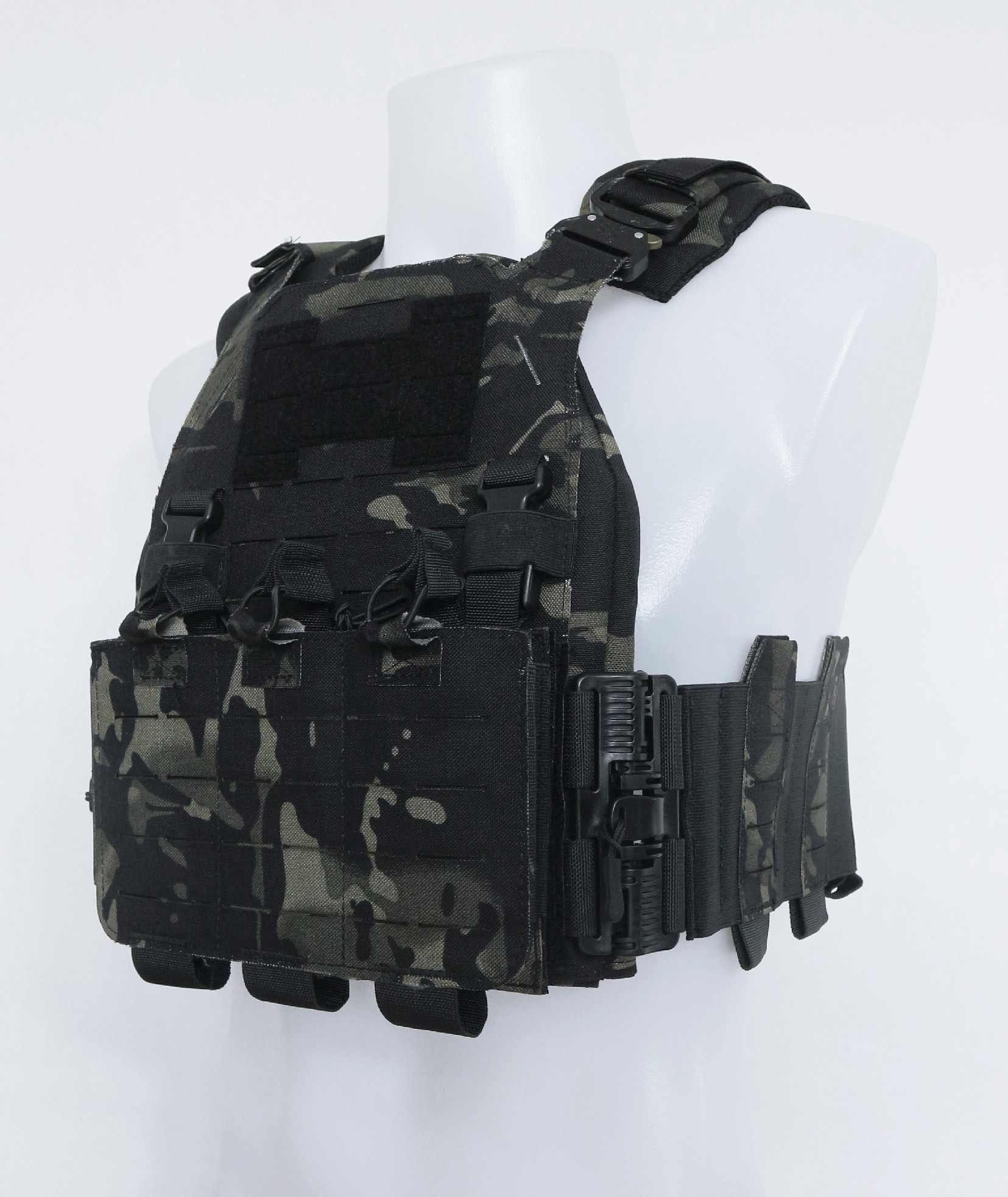 New. เสื้อเกราะ Universal Vest ( Universal Vest ) ♣ ผลิตจากผ้า Nylon 1000D เกรดคุณภาพ ♣ ติดตั้งชุดปลดไว 3 จุด ใช้งานสะดวก ♣ สายโอบข้างยางยืด มีช่องใส่แม็ก 5.56, วิทยุสื่อสาร หรืออุปกรณ์อื่นๆ ได้ รวม 6 ช่อง ♣ มาพร้อมกับซองแม็กกา