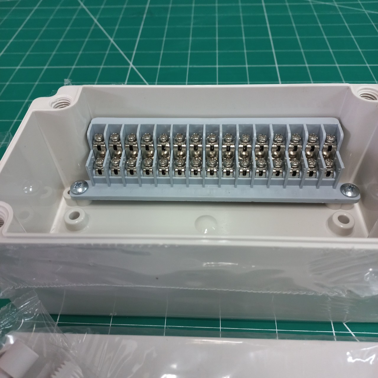 TIBOX TJ-15P-S กล่องพลาสติก พร้อมเทอร์มินอลบล็อก 15 ช่อง IP66 ขนาด 100x180x75 mm