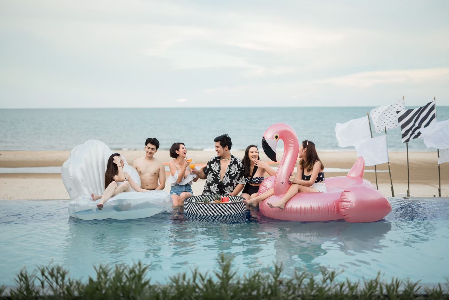 HR15045 บ้านพักติดทะเล The Moon Beach Villa