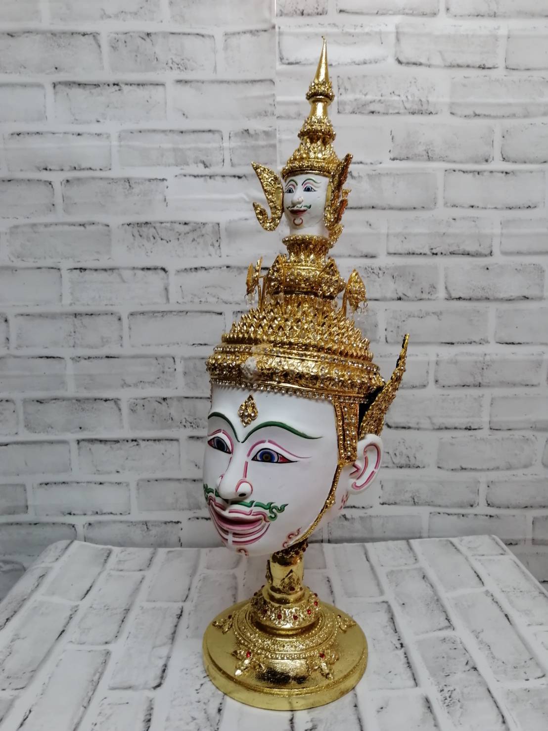 พระพรหม ขนาดกลาง เกรดพรีเมี่ยม (ขนาดประมาณผลส้มโอ) พร้อมฐานไม้กลึงตีลายปิดทองประดับเพชร