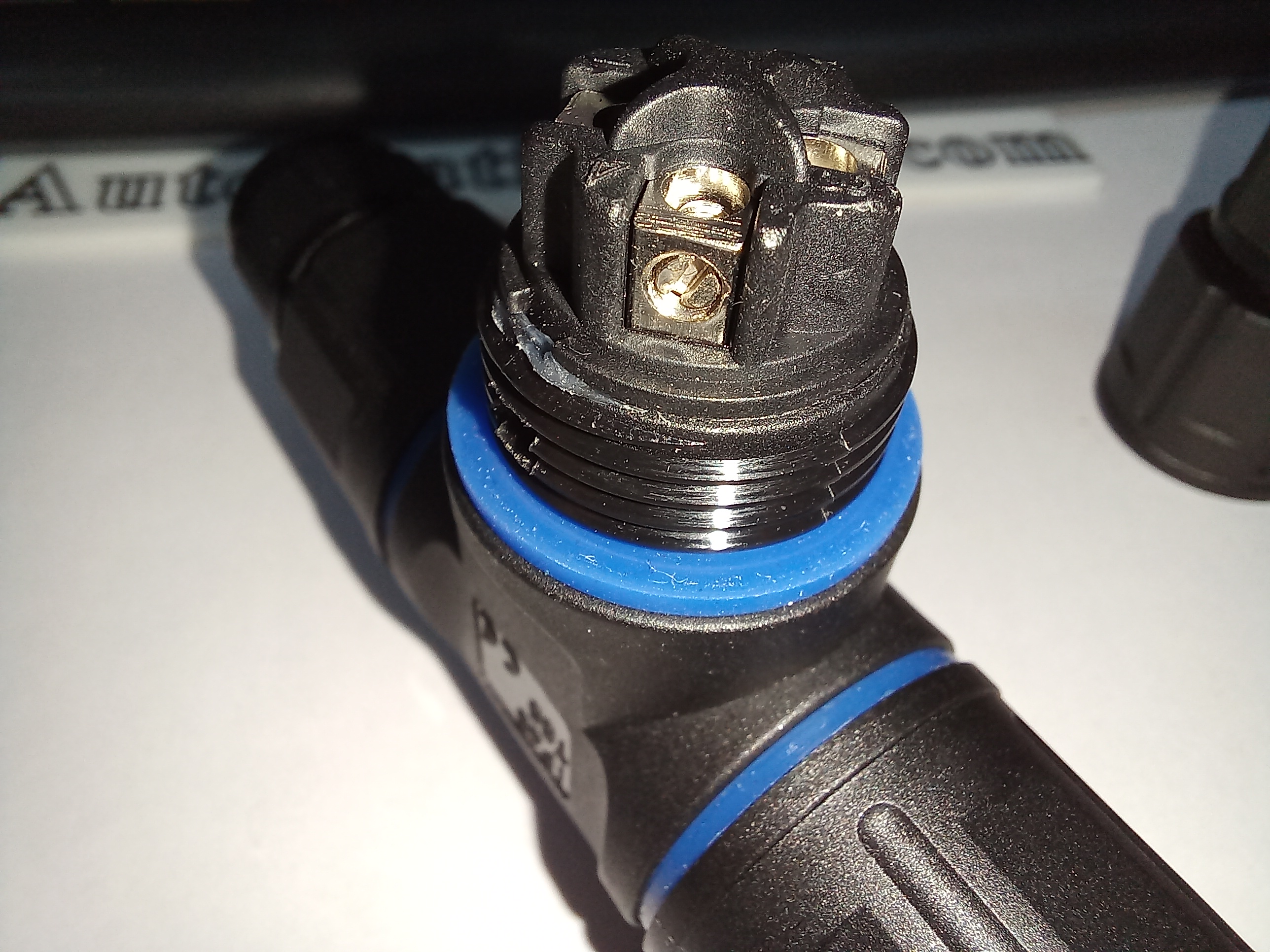 ข้อต่อสายไฟกันน้ำ แบบตัว T ใช้กับสายไฟฟ้า เบอร์ 0.3 ถึง 1.5 mm² 4 เส้น แบบขันน็อต